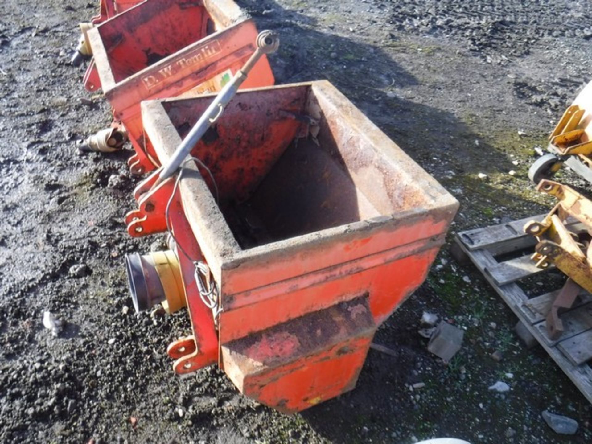 DW Tomlin PTO driven gritter 3 point mounting for Kubota tractor spares or repair - Image 2 of 3