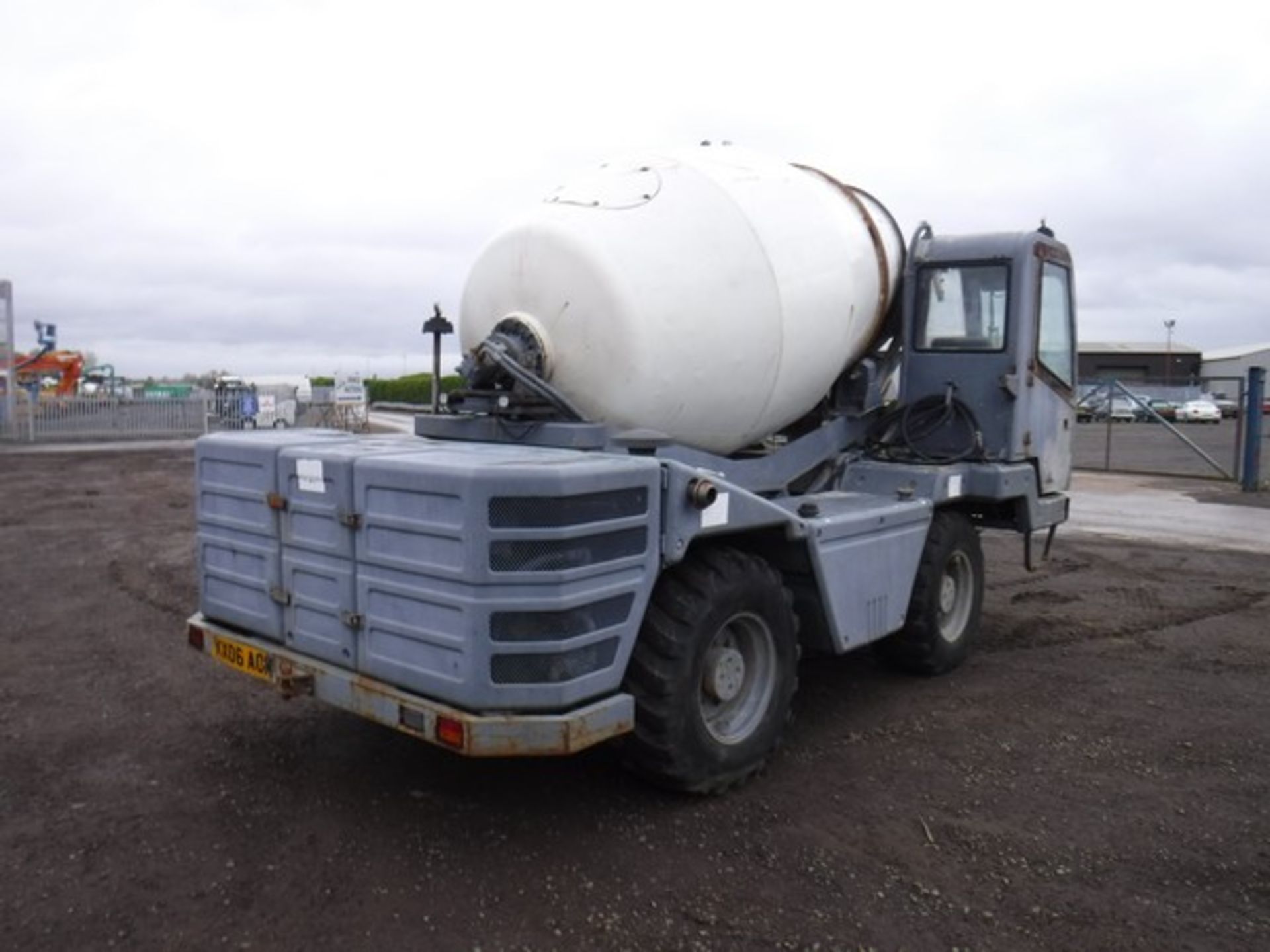2003 HYDRO MIX 35G rough terrain concrete mixer (3.5 cu.m) 4 x 4 wheel driven with a free standing c - Image 5 of 18