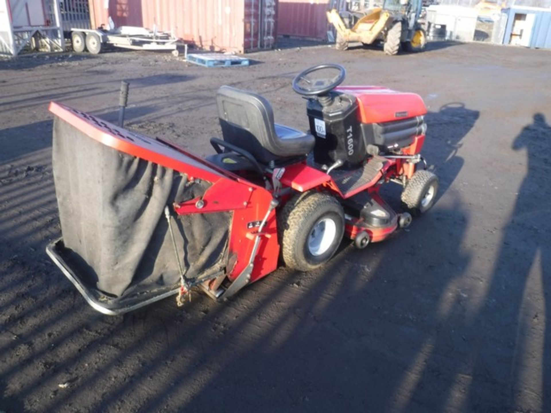 WESTWOOD T1600 ride on mower c/w collector, for spares or repair. ***TRANSMISSION WILL REQUIRE ATTEN - Image 4 of 4