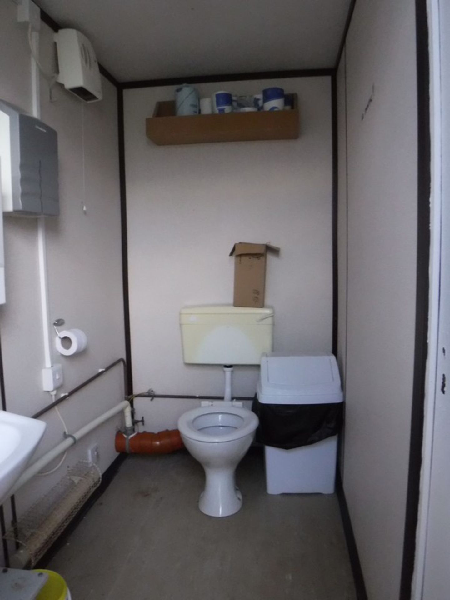 13' x 9' STEEL JACKLEG male & female toilet cabin. Keys in office. - Bild 7 aus 8