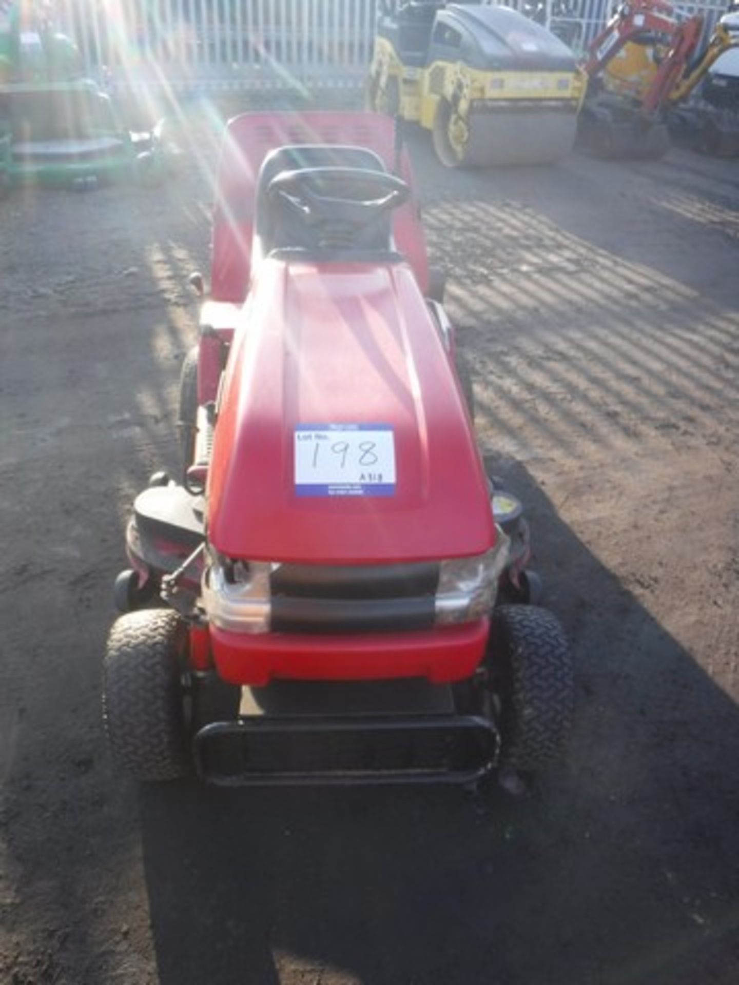 WESTWOOD T1600 ride on mower c/w collector, for spares or repair. ***TRANSMISSION WILL REQUIRE ATTEN - Image 2 of 4