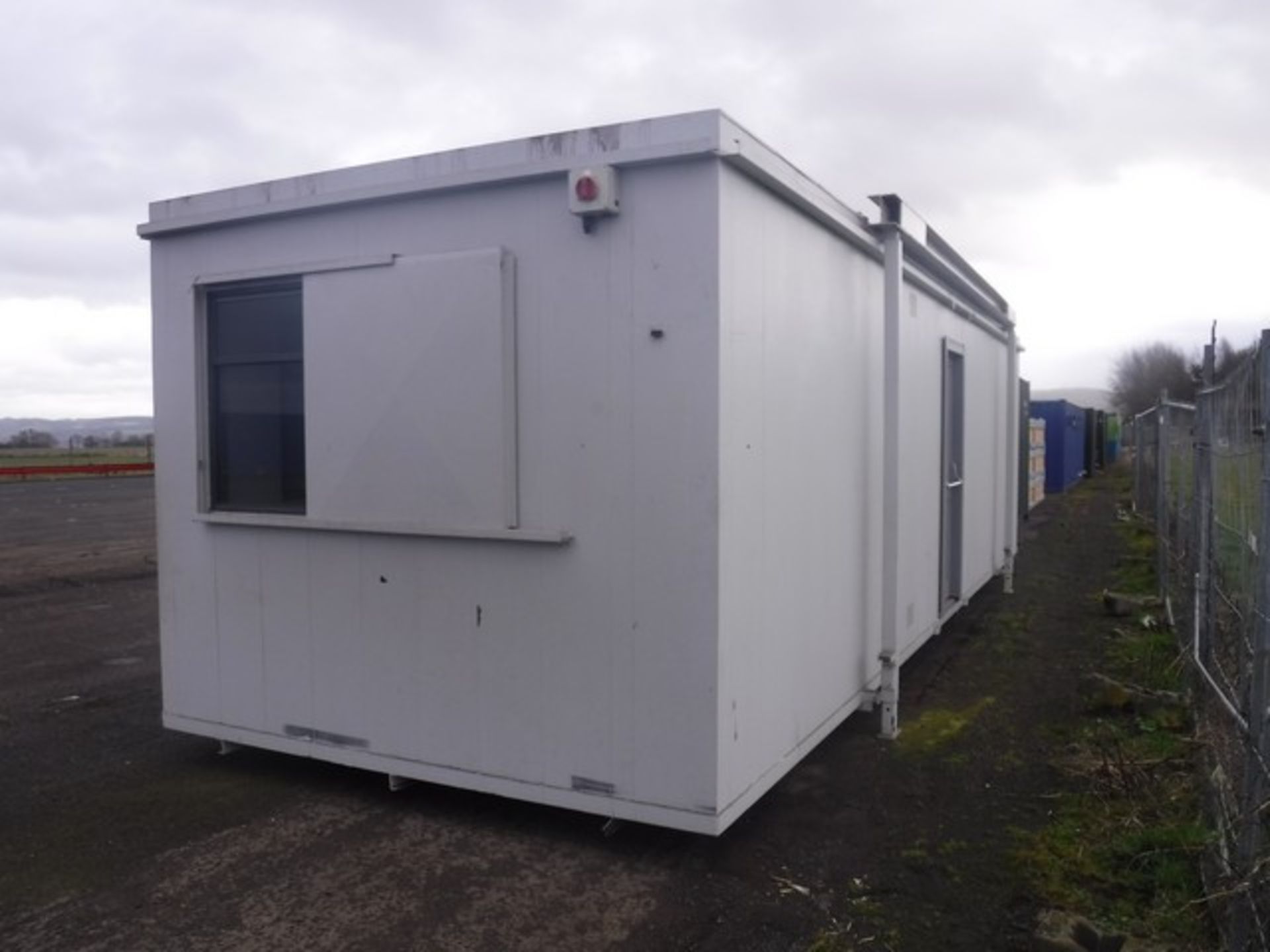 THURSTON 32' X 10' anti-vandal portacabin SN641606. Keys in office. - Image 3 of 8