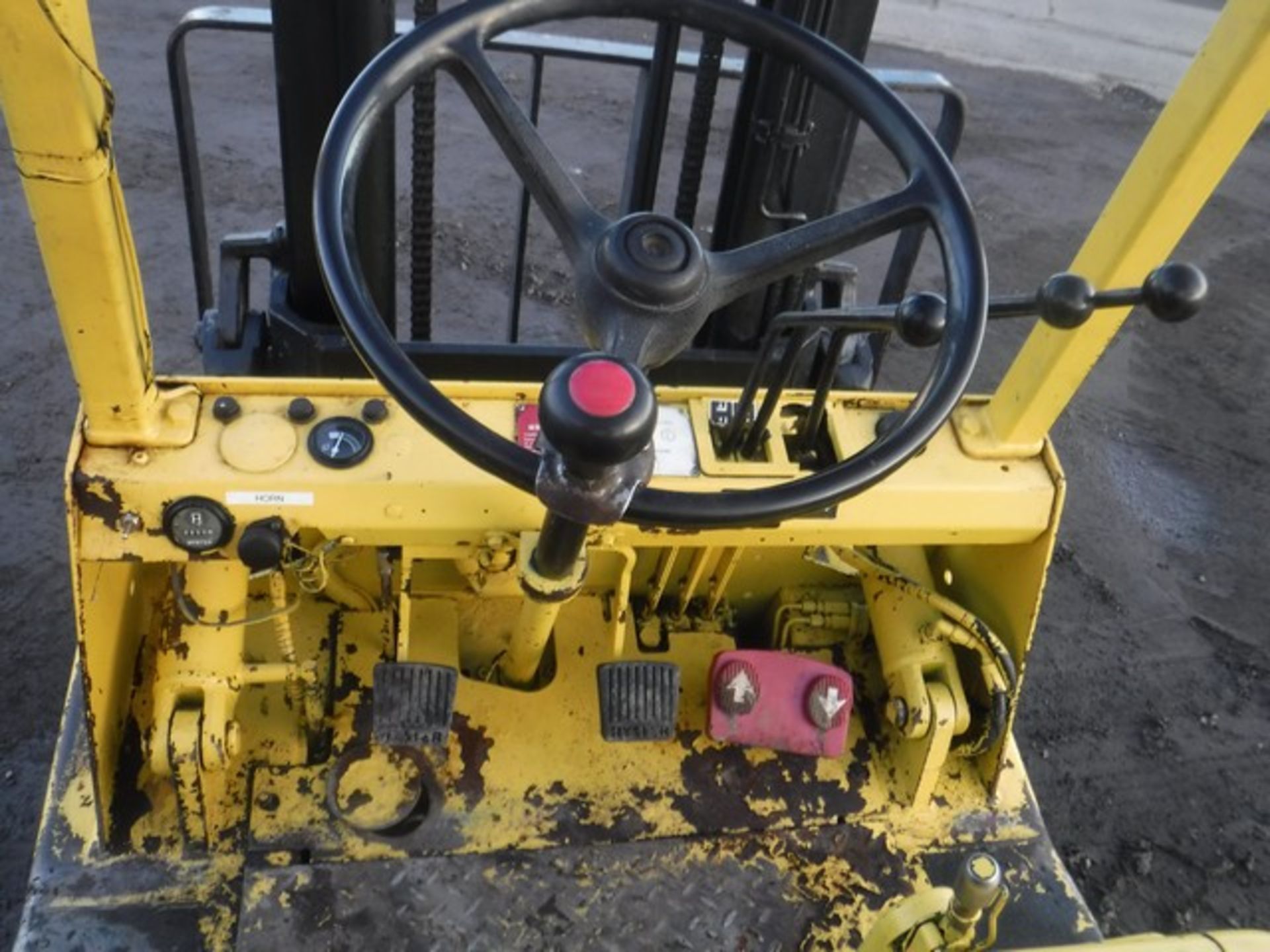 1989 HYSTER H2.50XL 2.5 tone gas forklift c/w side shift. S/NA177B36136K 650hrs (not verified) - Image 9 of 11