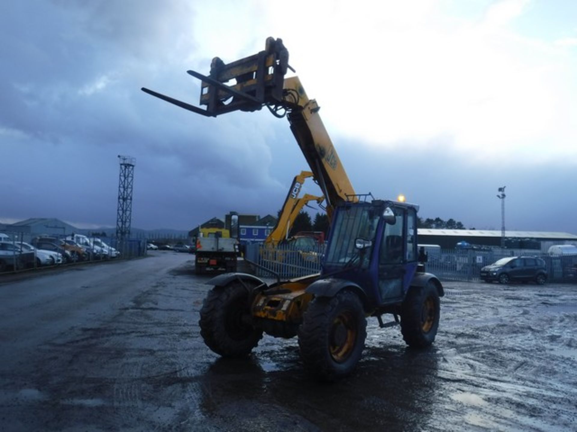 2008 Telehandler c/w pallet forks 557 hrs (not verified) Model-528-70