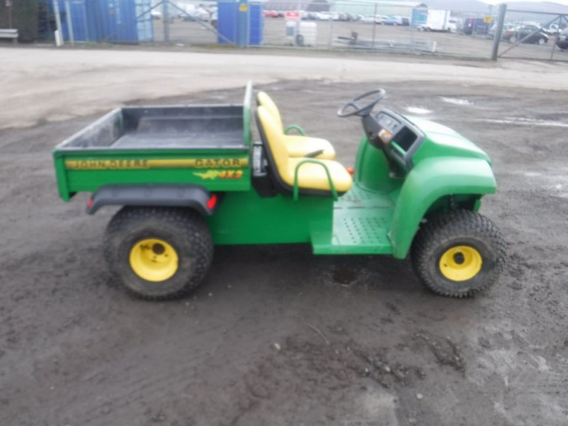 John Deere 4 x2 Petrol Gator, Bedliner, Tipper Kit. Perfect working order. (Approx 2,000 year) Very - Image 3 of 4