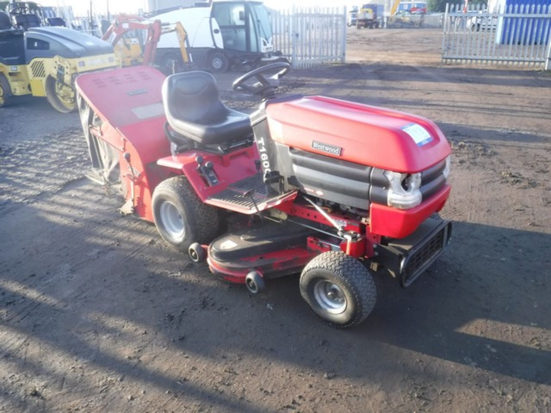 WESTWOOD T1600 ride on mower c/w collector, for spares or repair. ***TRANSMISSION WILL REQUIRE ATTEN