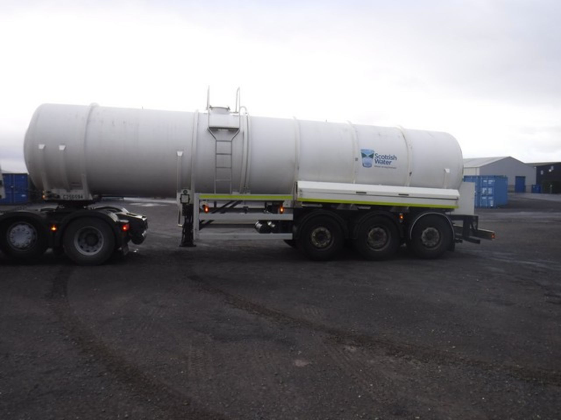 TRI axle tanker - ID C256594