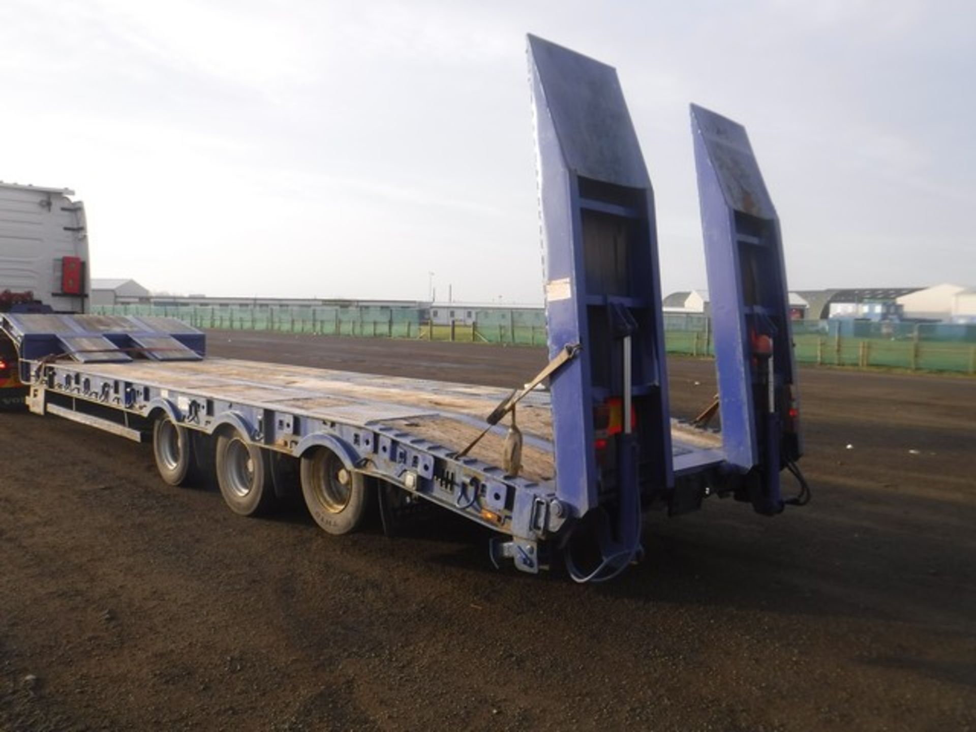 MACAULEY arctic low loader trailer c/w hydraulic ramps, winch & lifting equipment. 13.6m. - Bild 3 aus 6