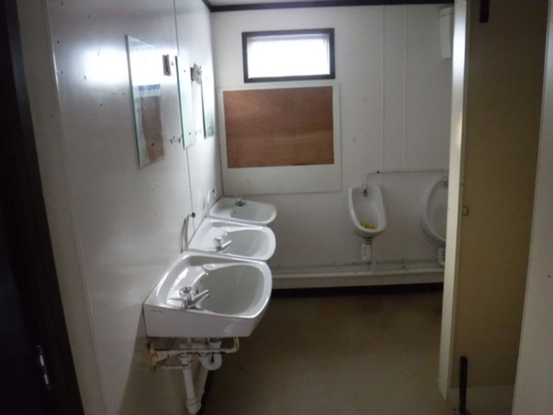 16' x 9' JACKLEG male & female toilet cabin. Keys in office. - Bild 6 aus 8