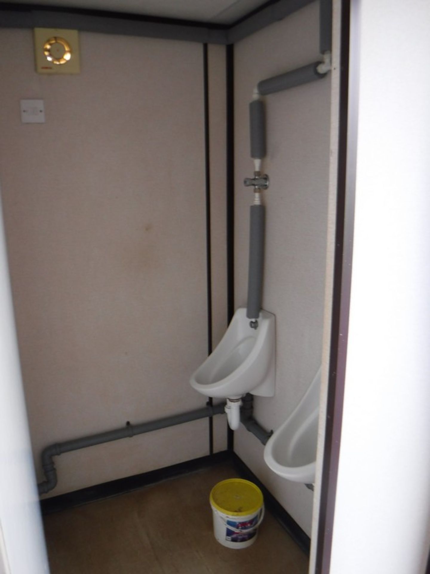 13' x 9' STEEL JACKLEG male & female toilet cabin. Keys in office. - Image 6 of 8