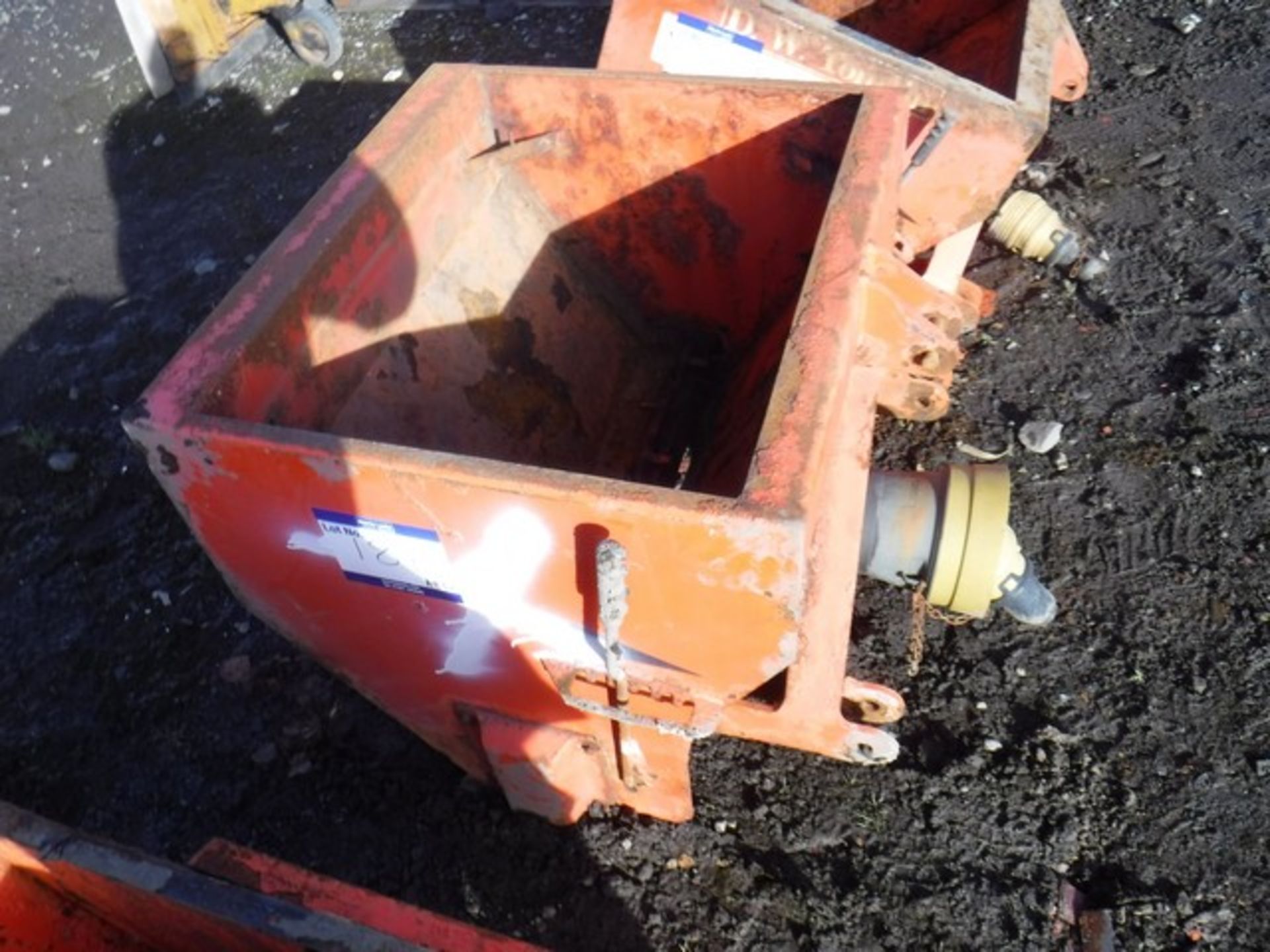 DW Tomlin PTO driven gritter 3 point mounting for Kubota tractor spares or repair - Image 2 of 3