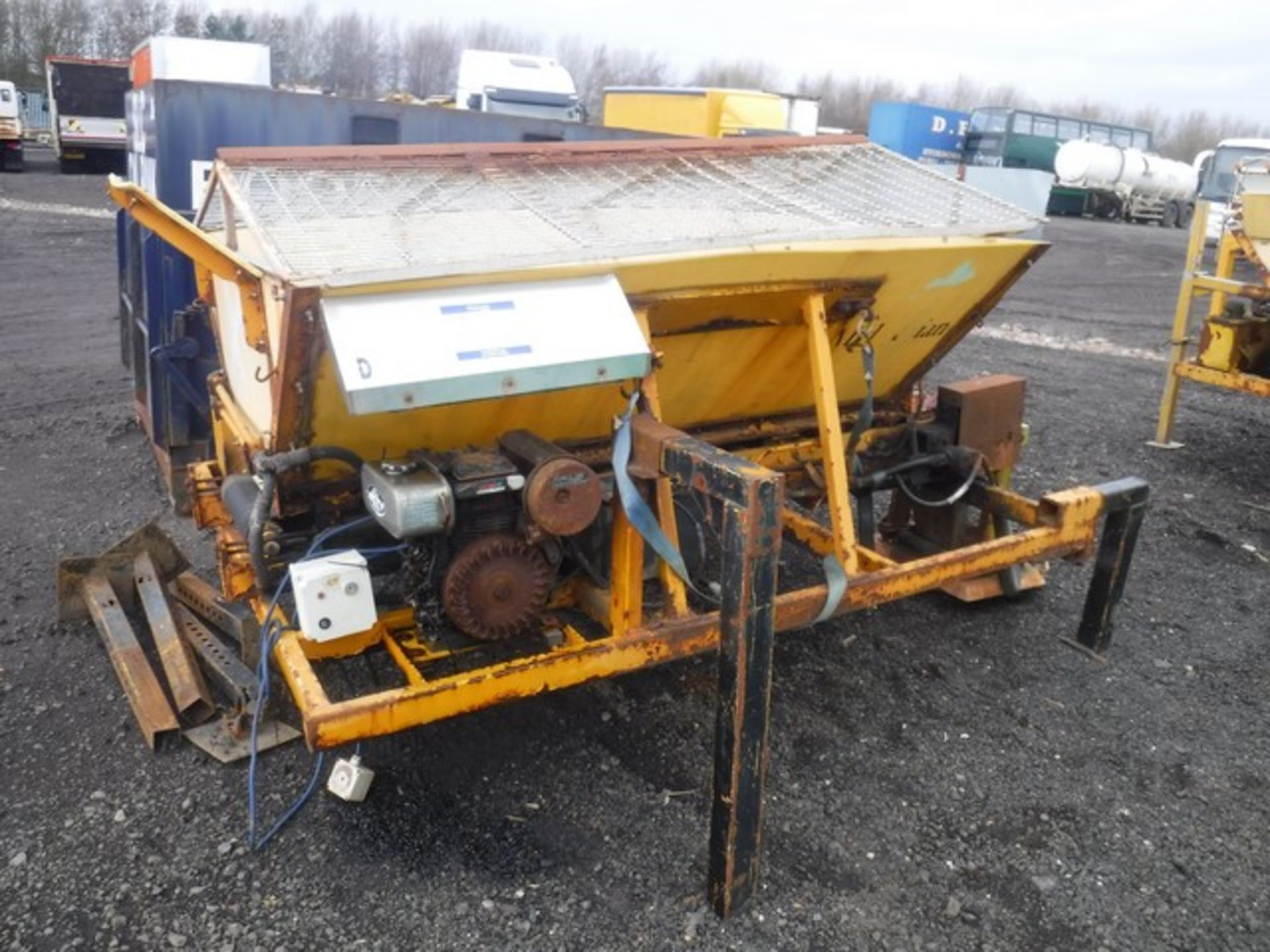 Demountable gritter for pick up or trailer mounting