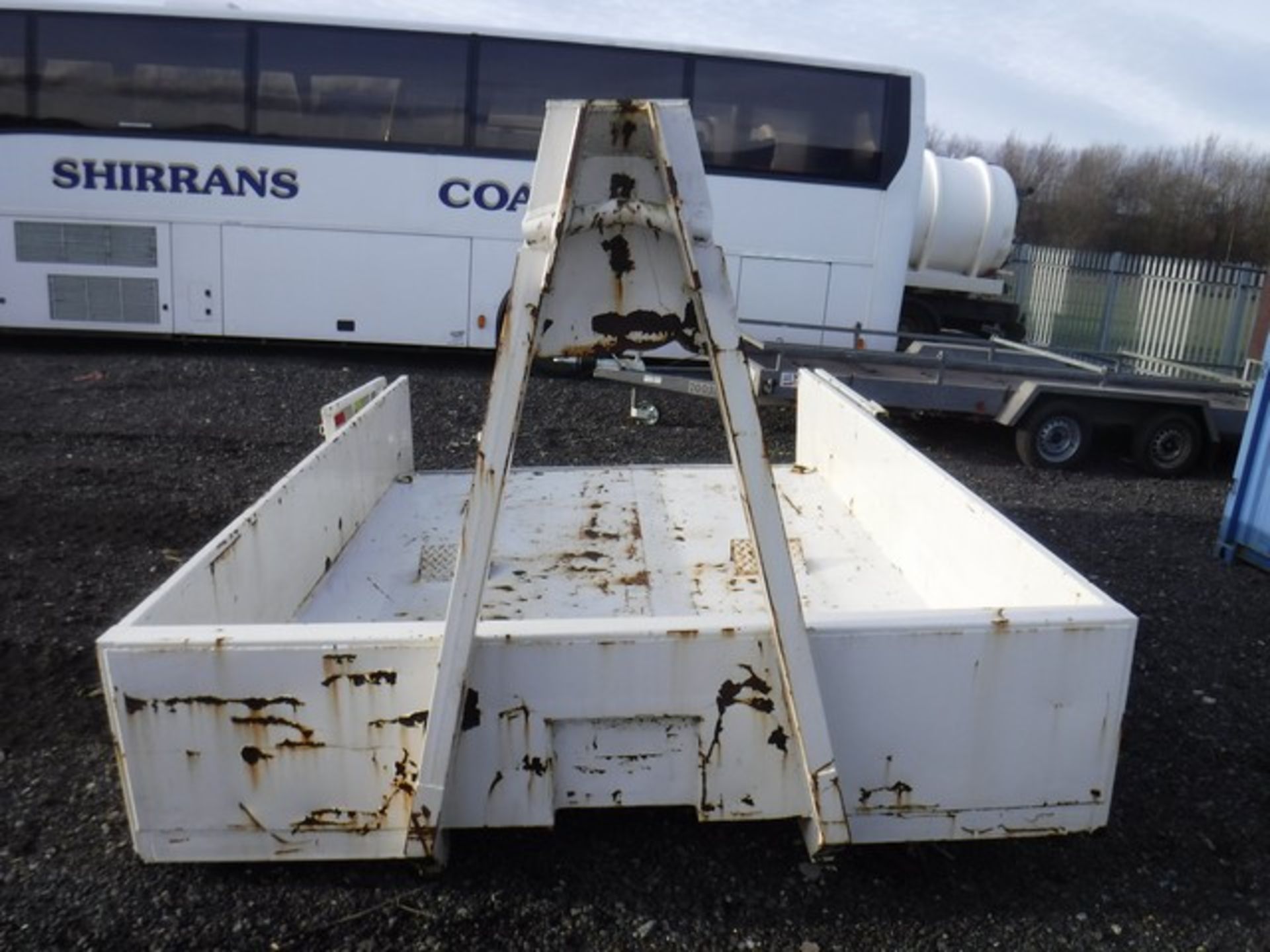 Hook lorry body 7.5ton approx - 13ft long x 8ft wide - Image 2 of 3