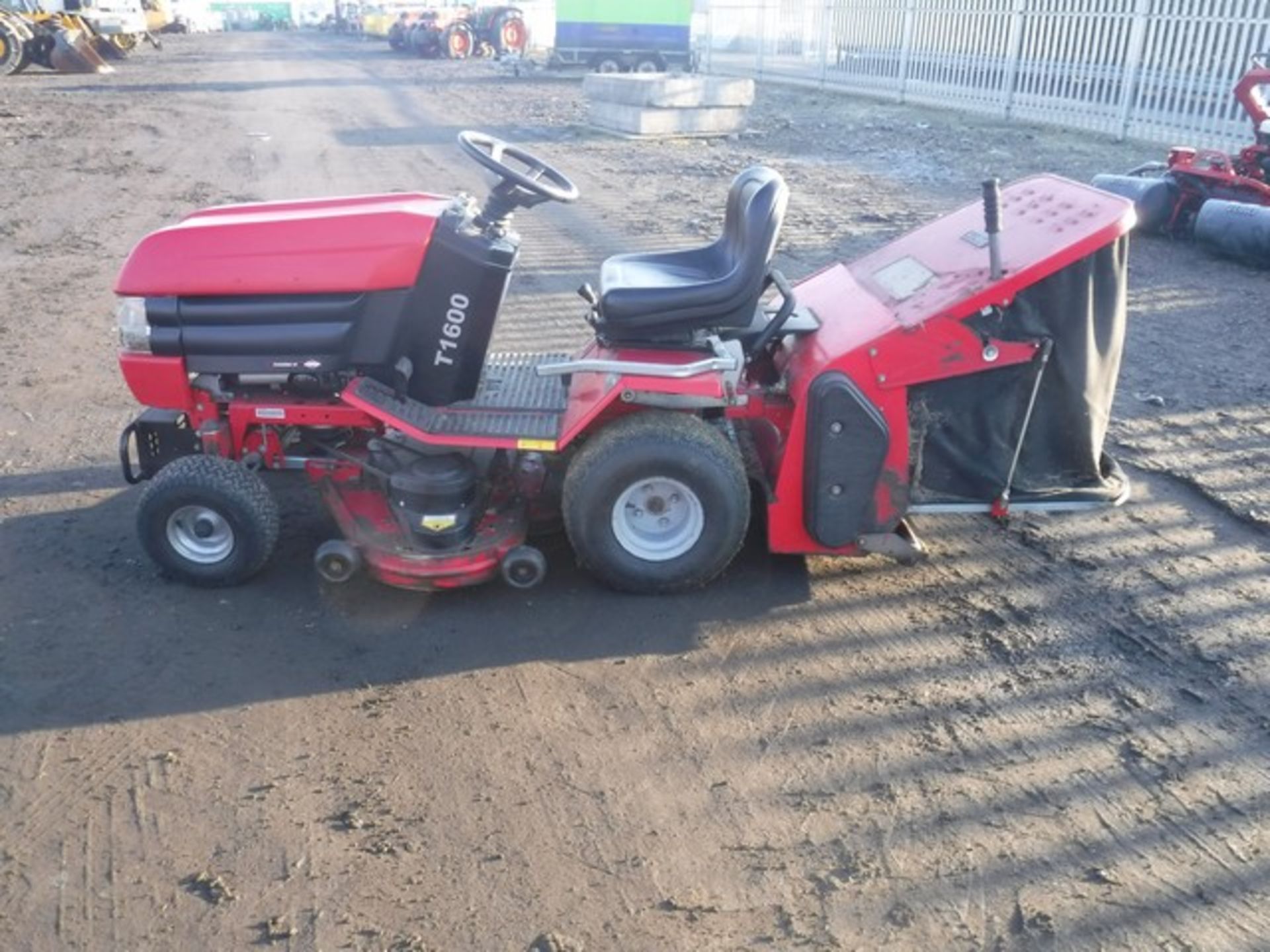 WESTWOOD T1600 ride on mower c/w collector, for spares or repair. ***TRANSMISSION WILL REQUIRE ATTEN - Image 3 of 4