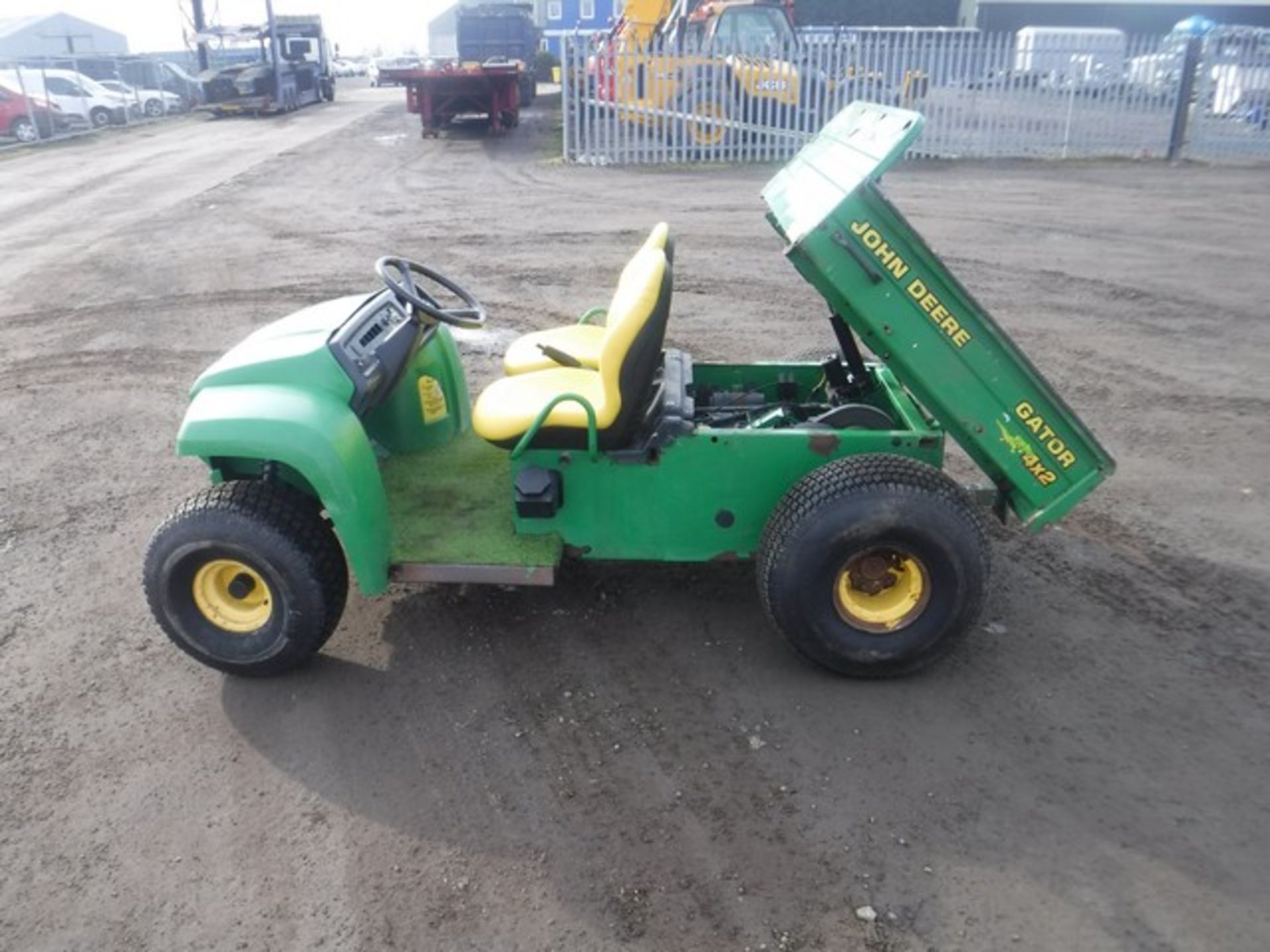 JOHN DEERE 4 x 2 petrol gator c/w bedliner, tipper kit & turf tyres. - Image 4 of 6