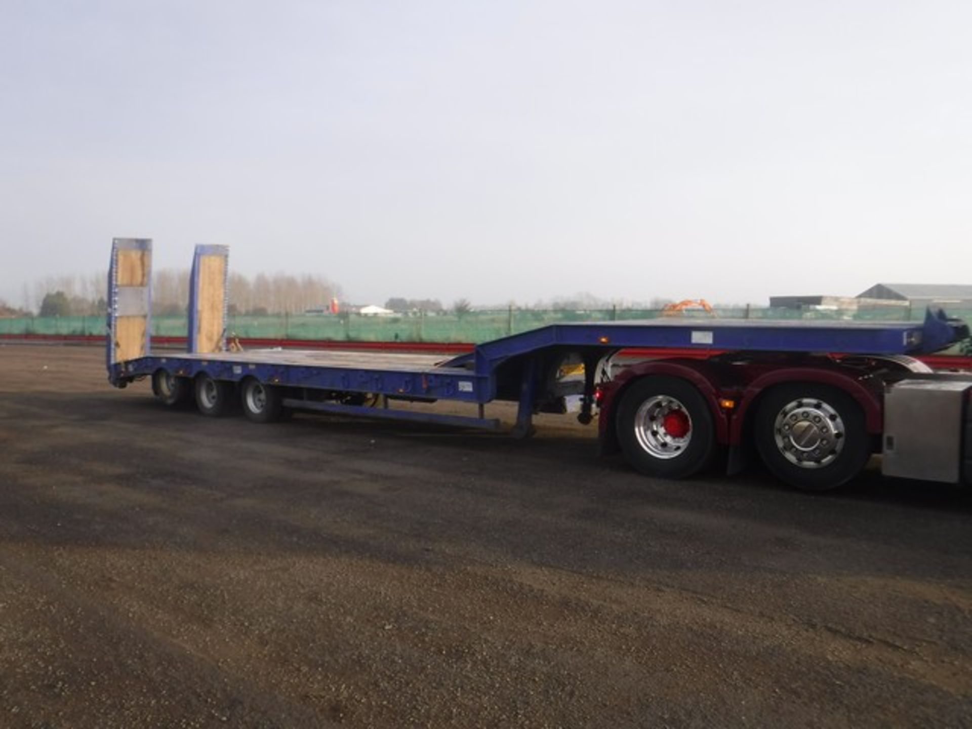 MACAULEY arctic low loader trailer c/w hydraulic ramps, winch & lifting equipment. 13.6m. - Bild 4 aus 6