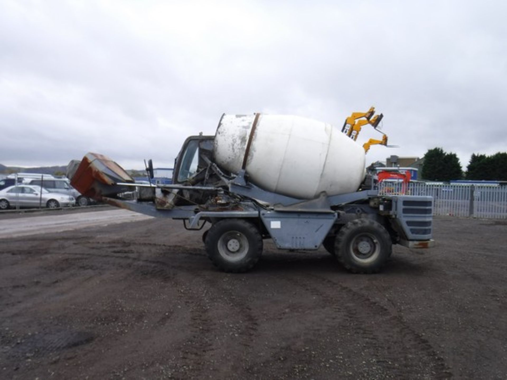 2003 HYDRO MIX 35G rough terrain concrete mixer (3.5 cu.m) 4 x 4 wheel driven with a free standing c - Image 8 of 18