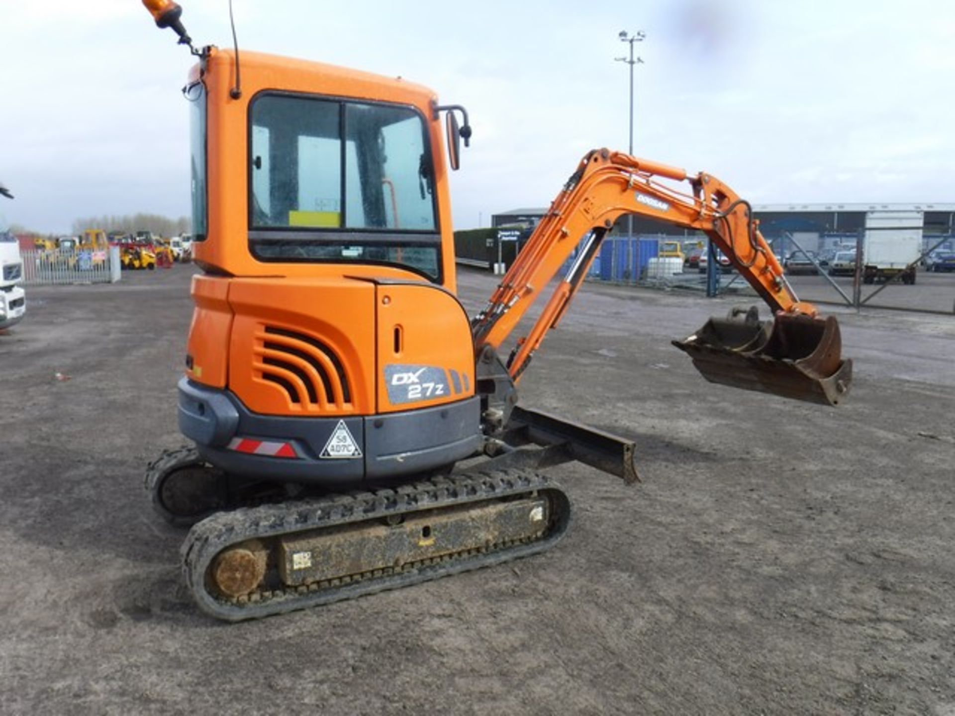 2011 DOOSAN DX272 - 2.7T zero tail mini excavator c/w 3 buckets &amp; manual hitch. 2112 h - Image 3 of 8