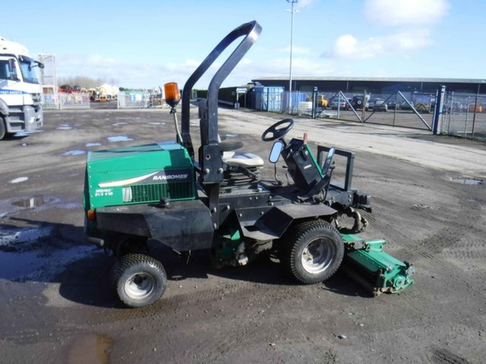 RANSOMES HIGHWAY 2120 mower. 3129 hrs (not verified) - Image 3 of 6