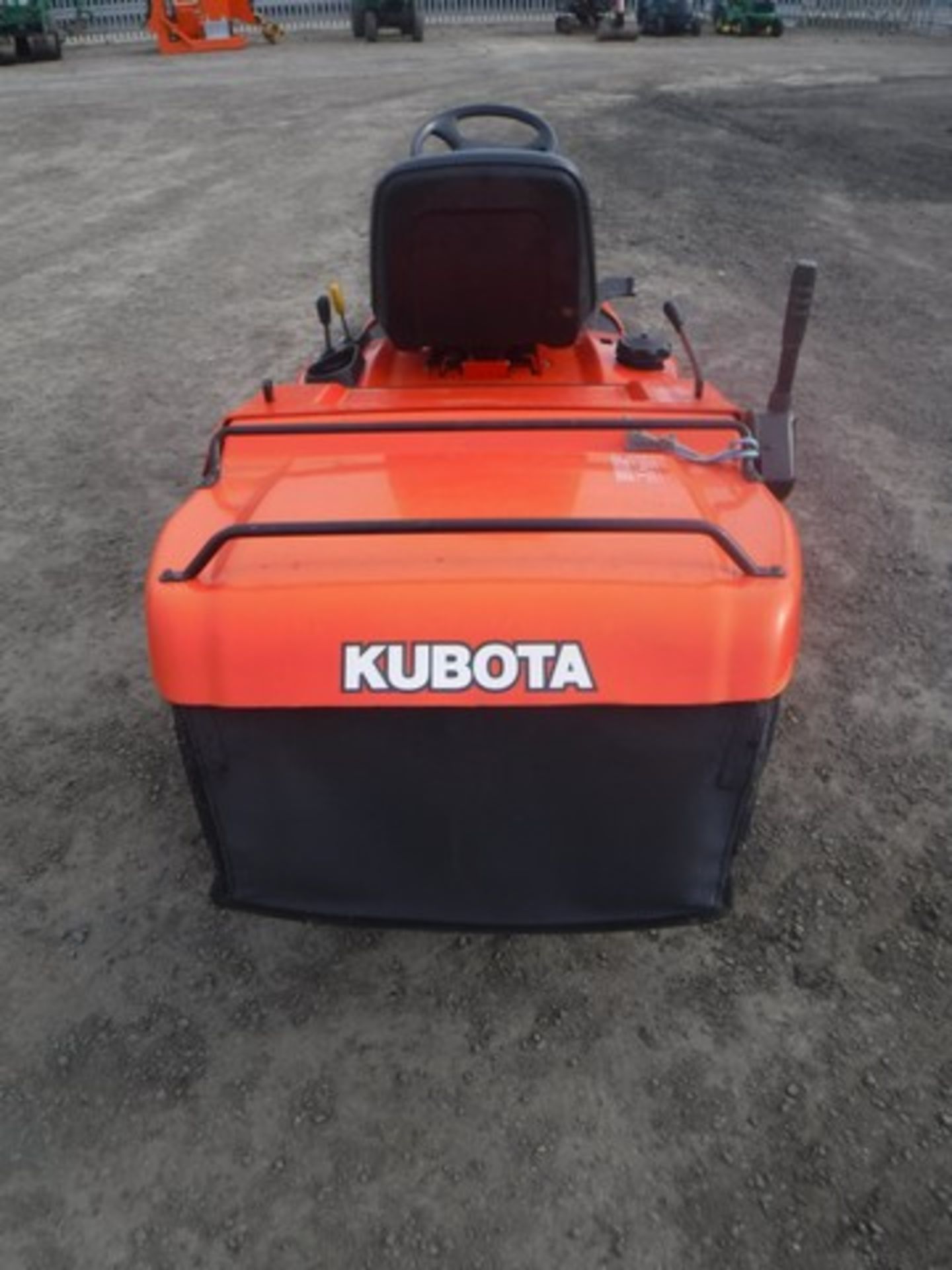 KUBOTA GR200 ride-on mower, 4 wd glide steer. S/N35409K1254-30003 c/w drawbar. Manuals a - Image 4 of 6