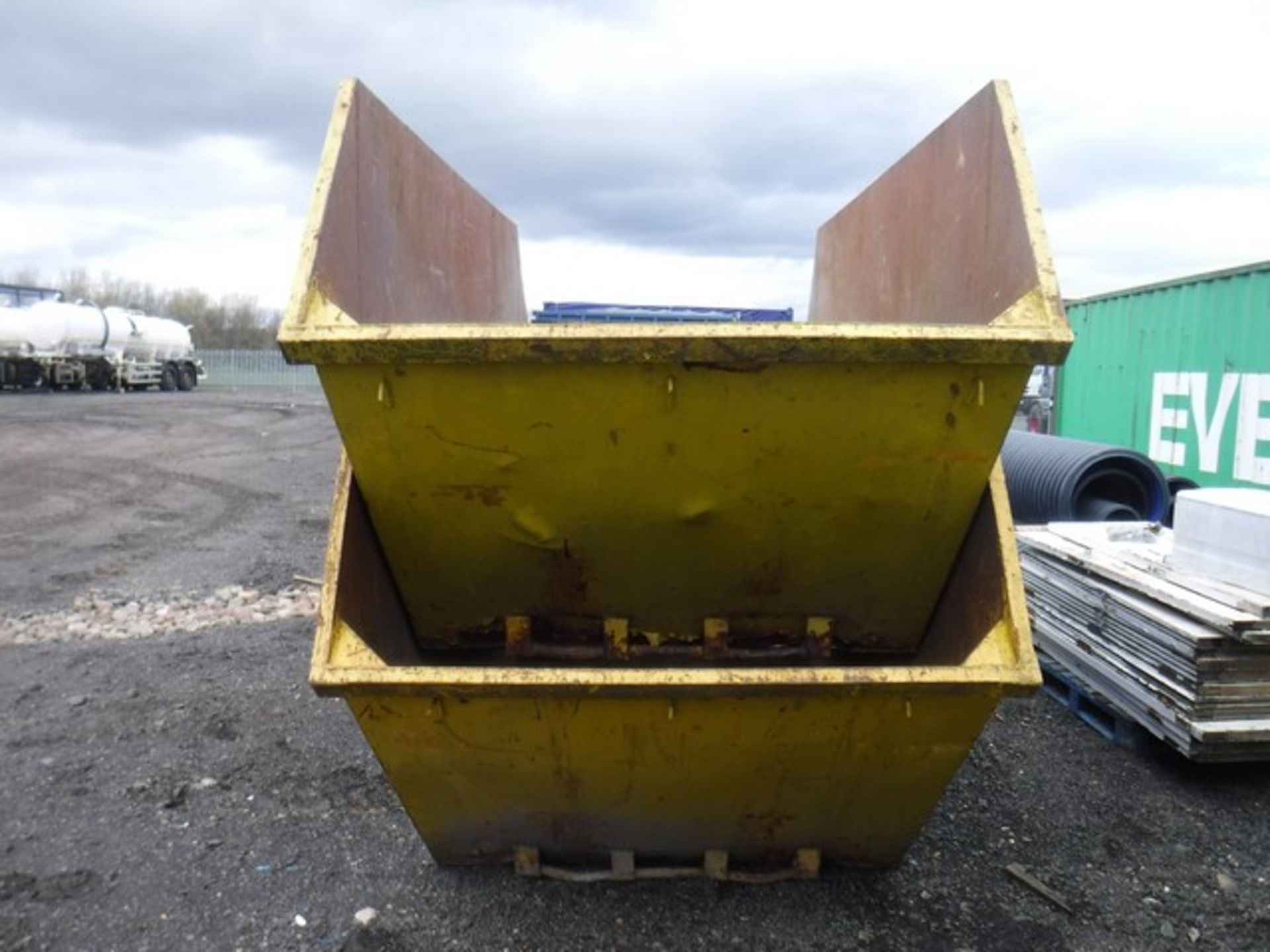 2 x open 8 yard skips, asset nos SK053 &amp; SK168 - Image 2 of 2