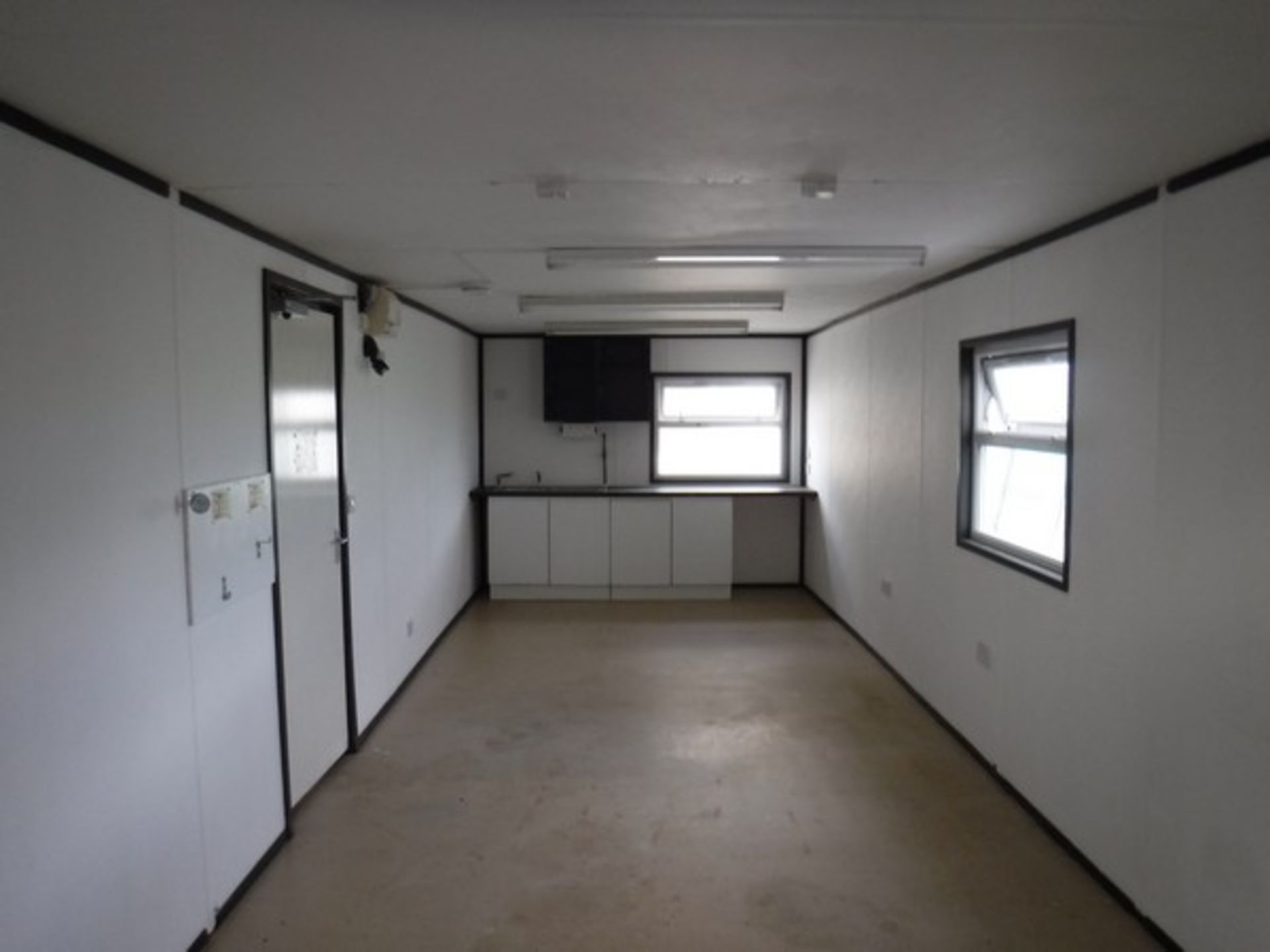 32&#39; x 10&#39; JACKLEG canteen cabin. Keys in office - Image 5 of 7