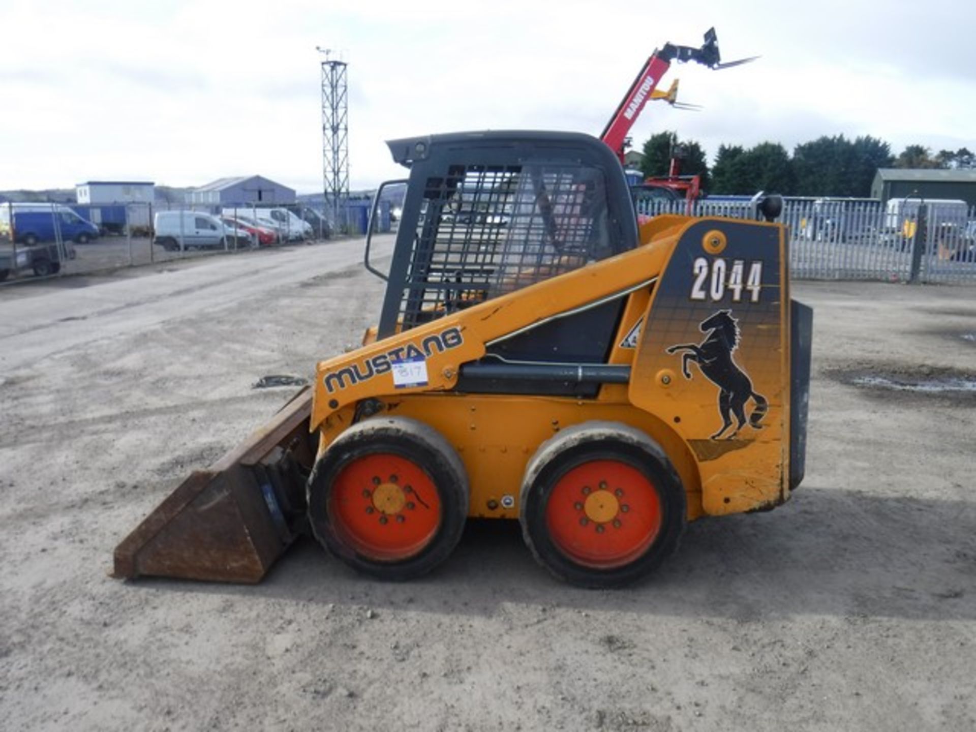 2014 Mustang 2044 skid steer loader c/w bucket. Lift capacity 703k. Max reach 2845mm. Soli - Image 5 of 8