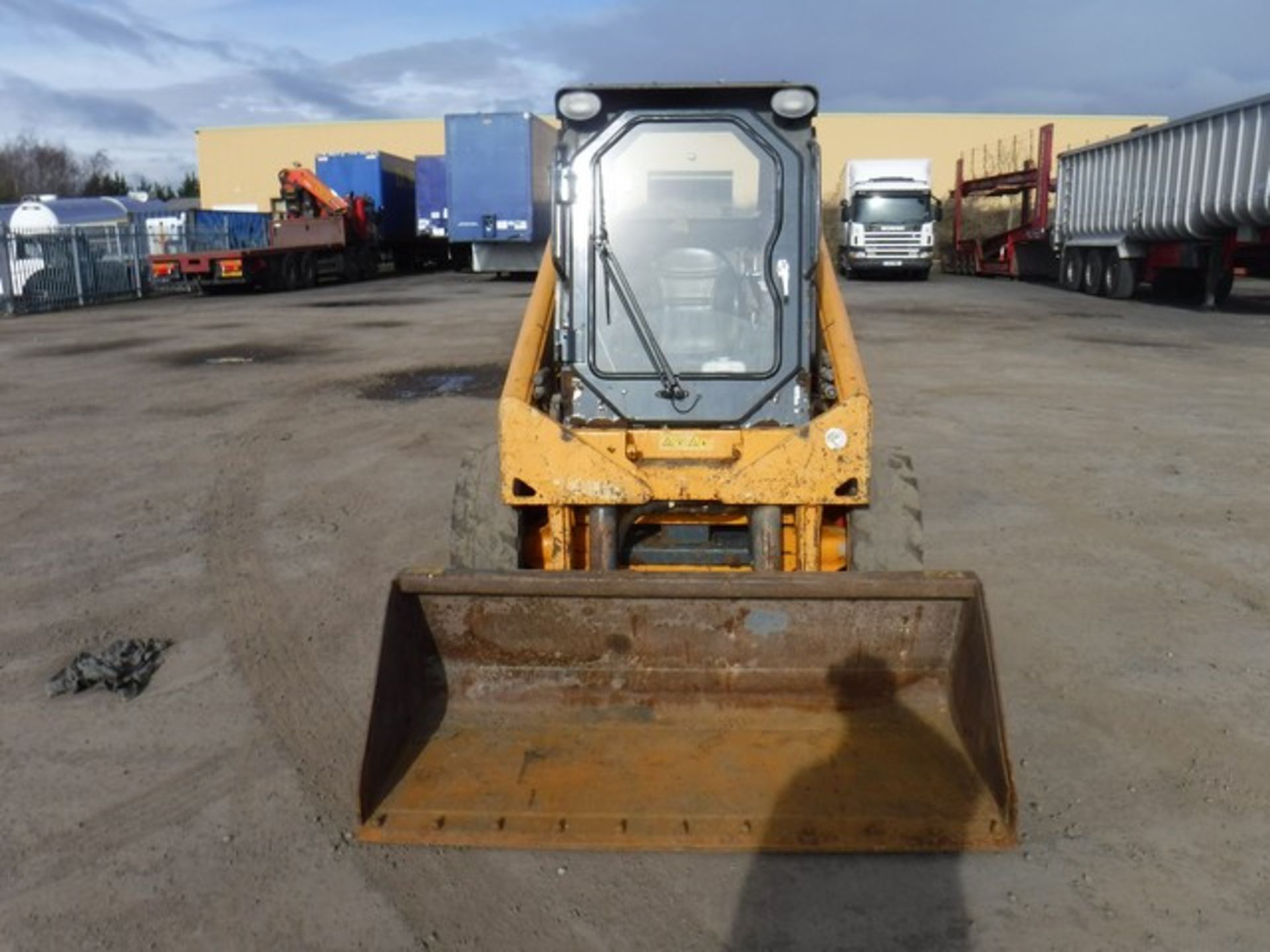 2014 Mustang 2054 skid steer loader c/w door kit, solid wheels, hi-flo hydraulics, rear co - Image 2 of 8