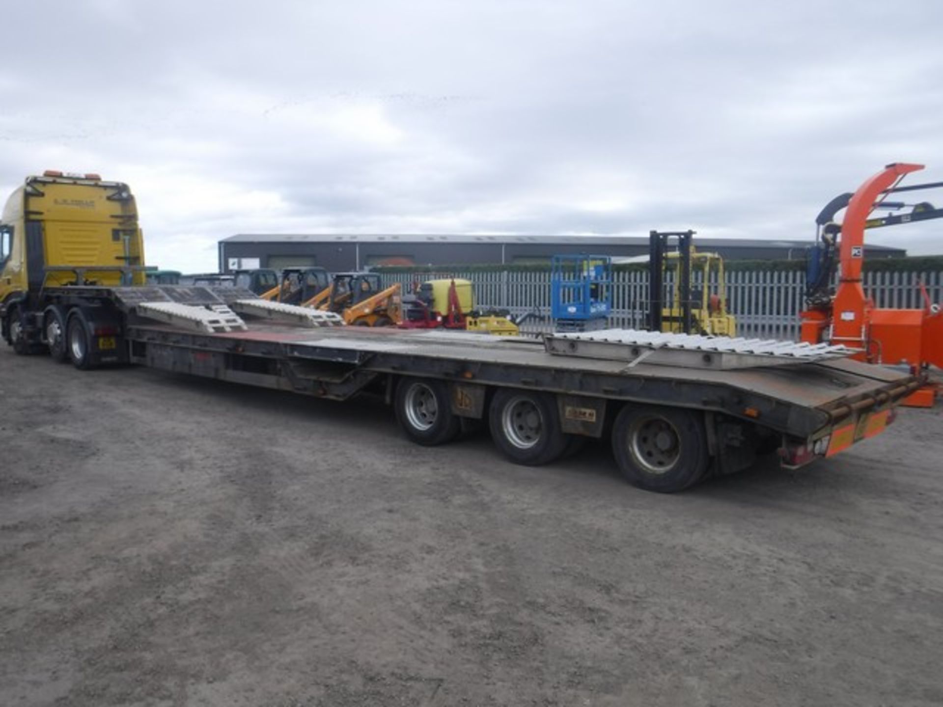 2007 S&amp;M Trailer, Length 49Ft , 3 axles on air rear axle lift c/w out riggers,combine - Image 5 of 8