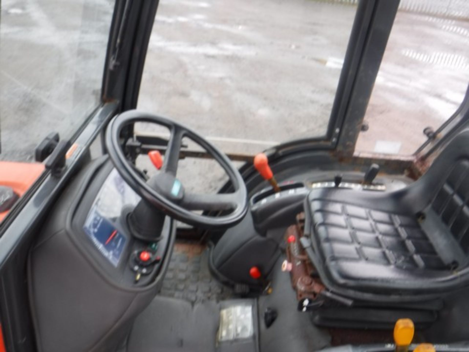 KUBOTA tractor B2100D 2337hrs (not verified) c/w snow plough. V5 in office. - Image 5 of 7