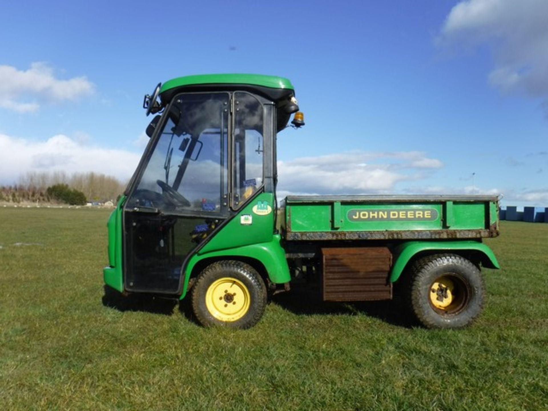 JOHN DEERE PRO gator. 2023hrs (not verified). Documents in office - Image 5 of 7