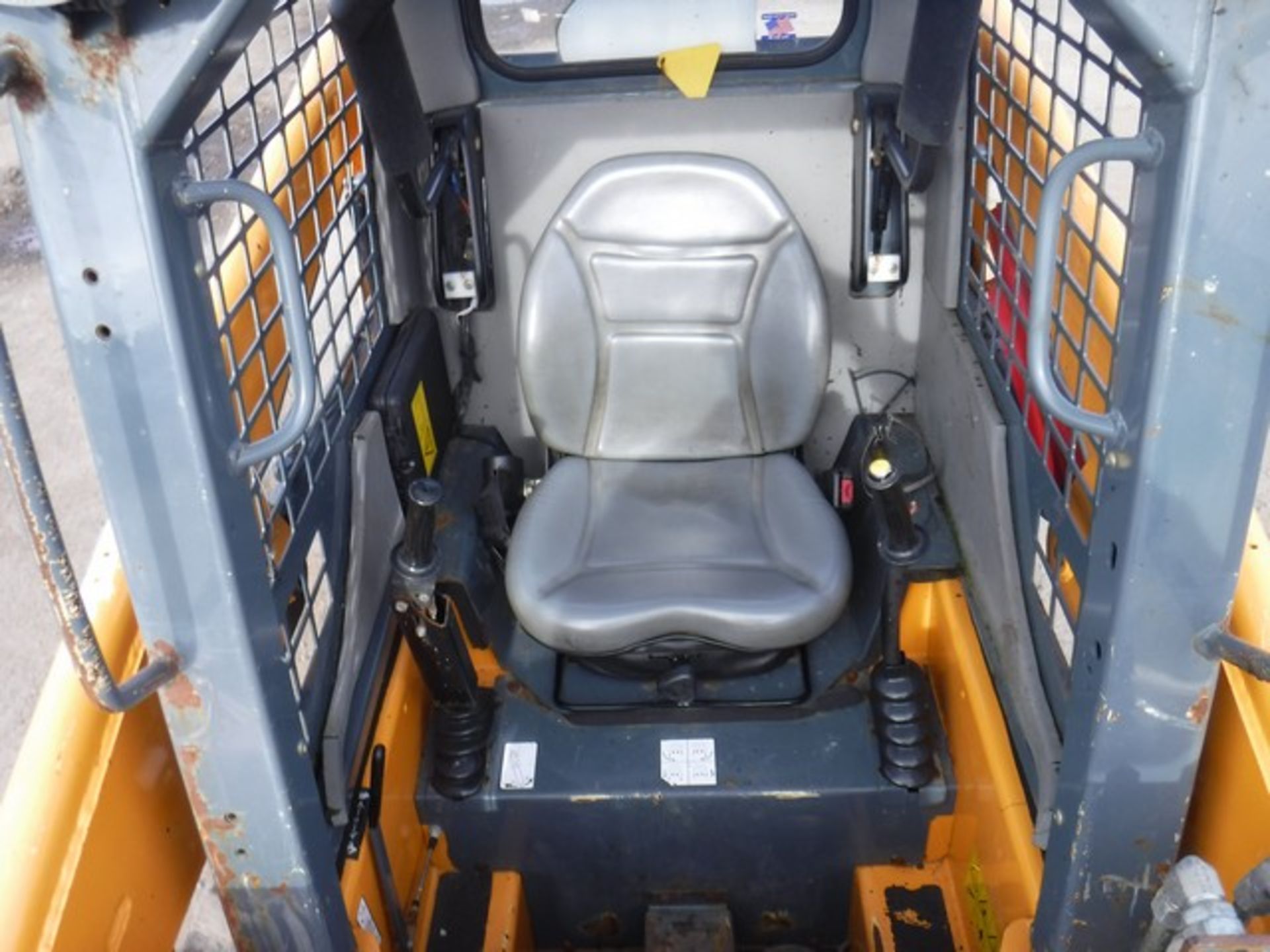 2015 Mustang 2026 skid steer loader c/w bucket. Lift capacity 476kg. Max. reach 2746mm. 76 - Image 7 of 8