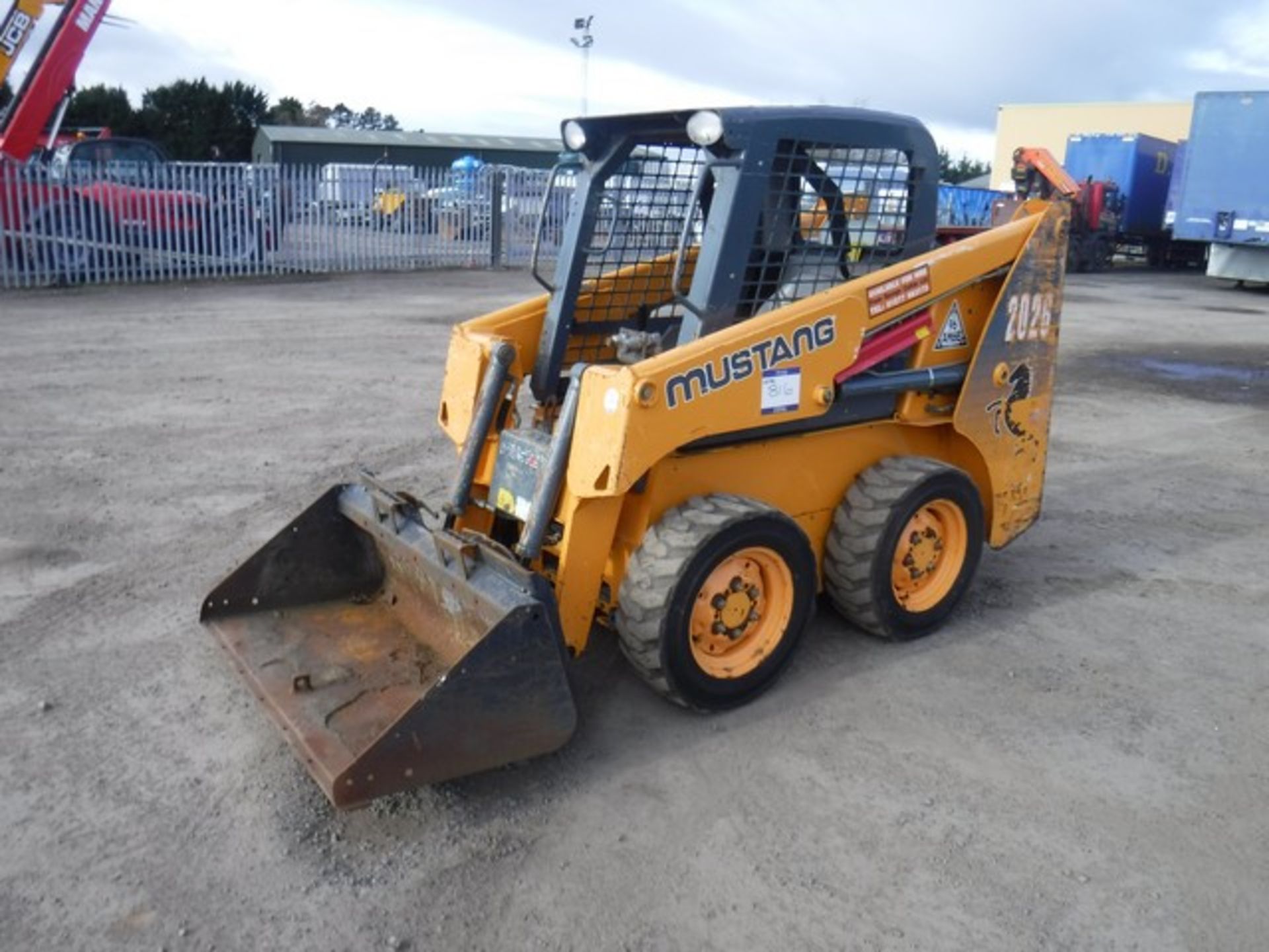 2015 Mustang 2026 skid steer loader c/w bucket. Lift capacity 476kg. Max. reach 2746mm. 76