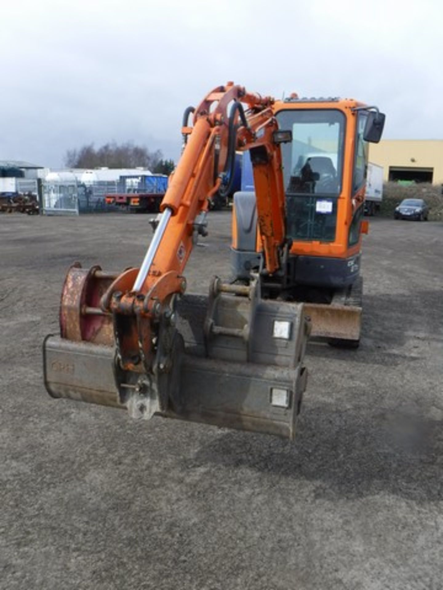 2011 DOOSAN DX272 - 2.7T zero tail mini excavator c/w 3 buckets &amp; manual hitch. 2112 h - Image 2 of 8