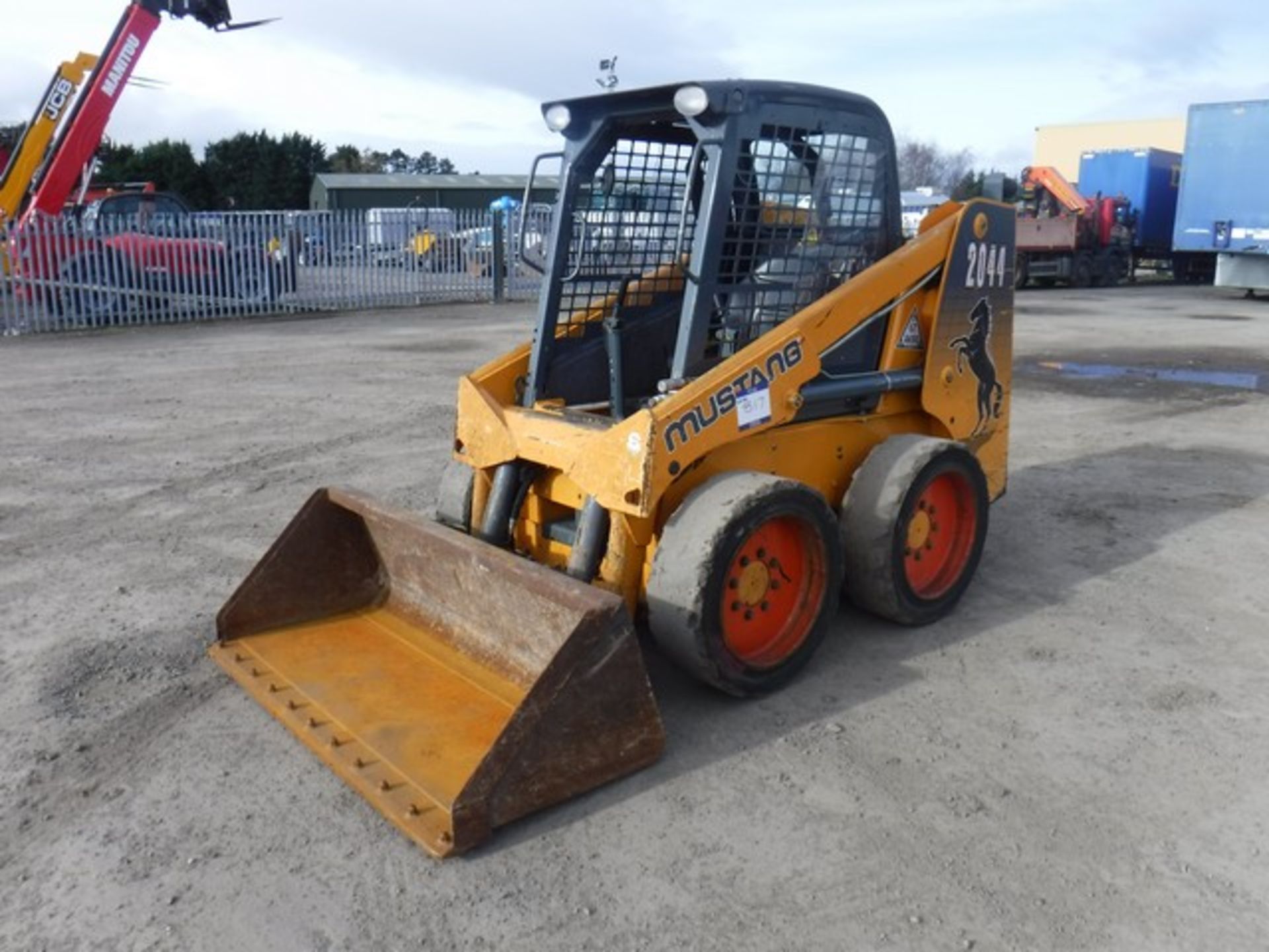 2014 Mustang 2044 skid steer loader c/w bucket. Lift capacity 703k. Max reach 2845mm. Soli