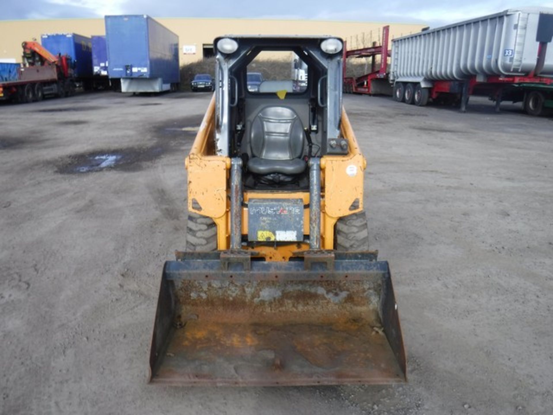 2015 Mustang 2026 skid steer loader c/w bucket. Lift capacity 476kg. Max. reach 2746mm. 76 - Image 2 of 8