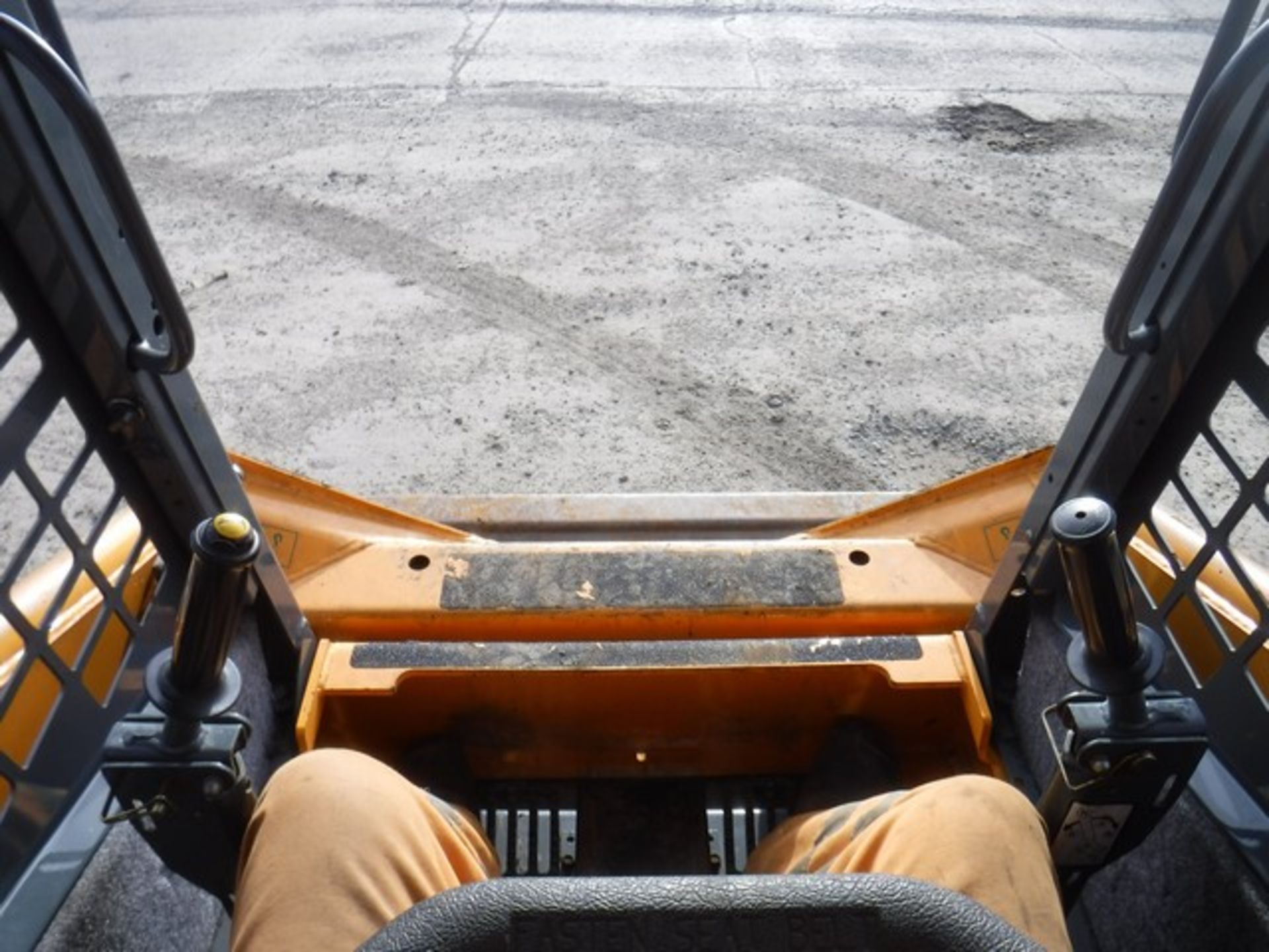 2014 Mustang 2044 skid steer loader c/w bucket. Lift capacity 703k. Max reach 2845mm. Soli - Image 7 of 8