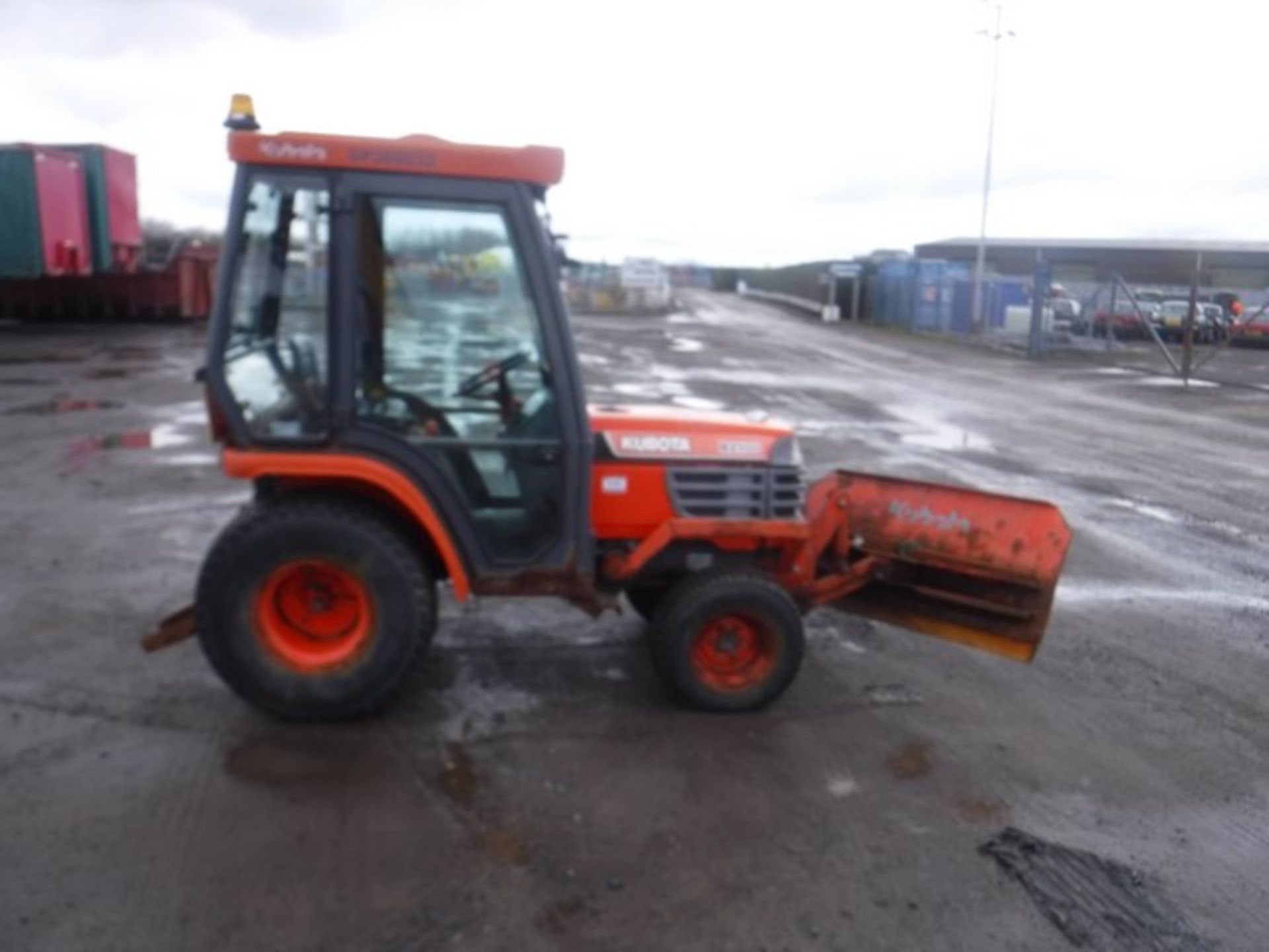KUBOTA tractor B2100D 2337hrs (not verified) c/w snow plough. V5 in office. - Image 3 of 7