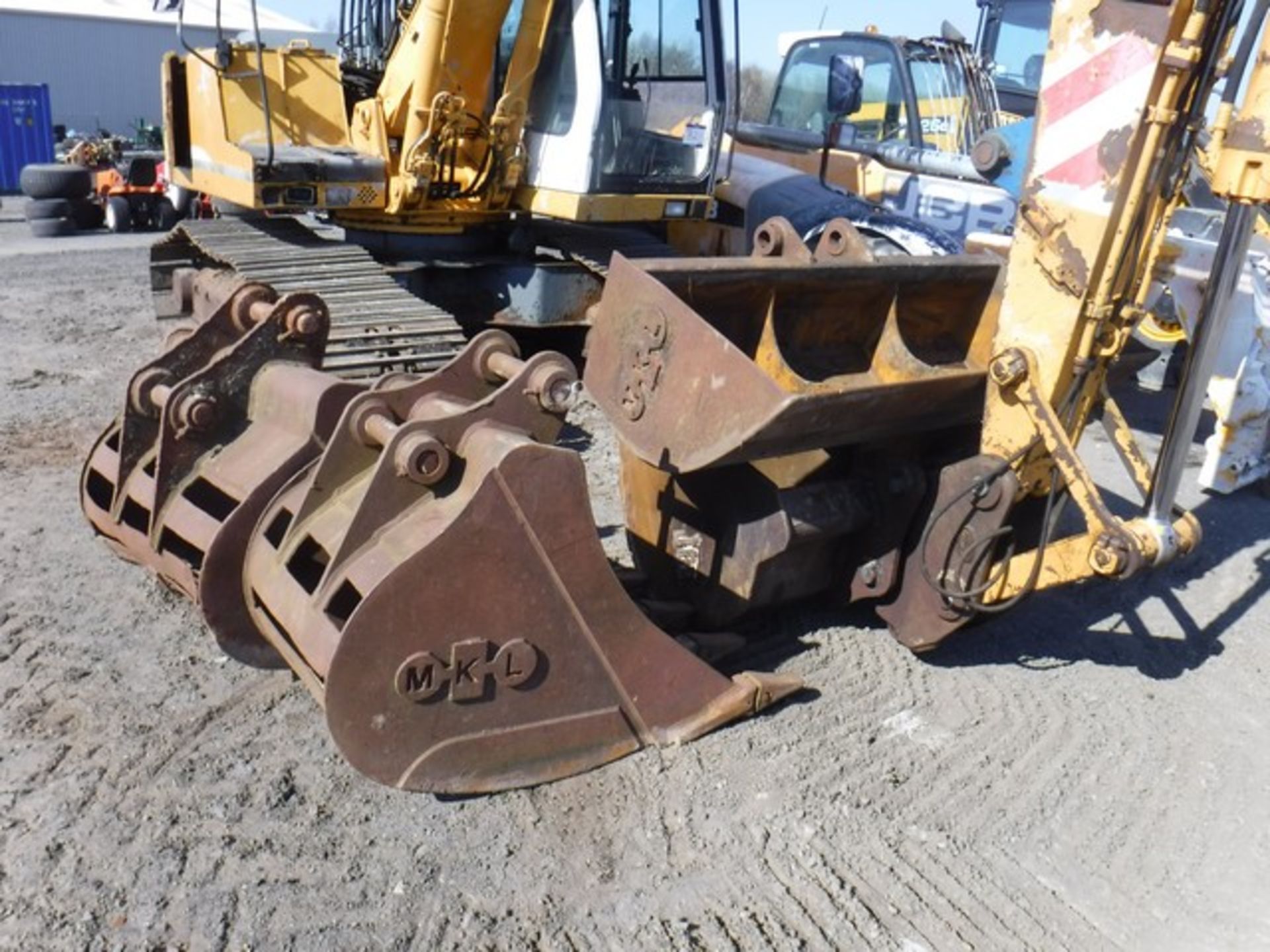 2000 LIEBHERR R900B excavator c/w 4 buckets. 10237hrs (not verified) S/N 6646120 - Bild 10 aus 10