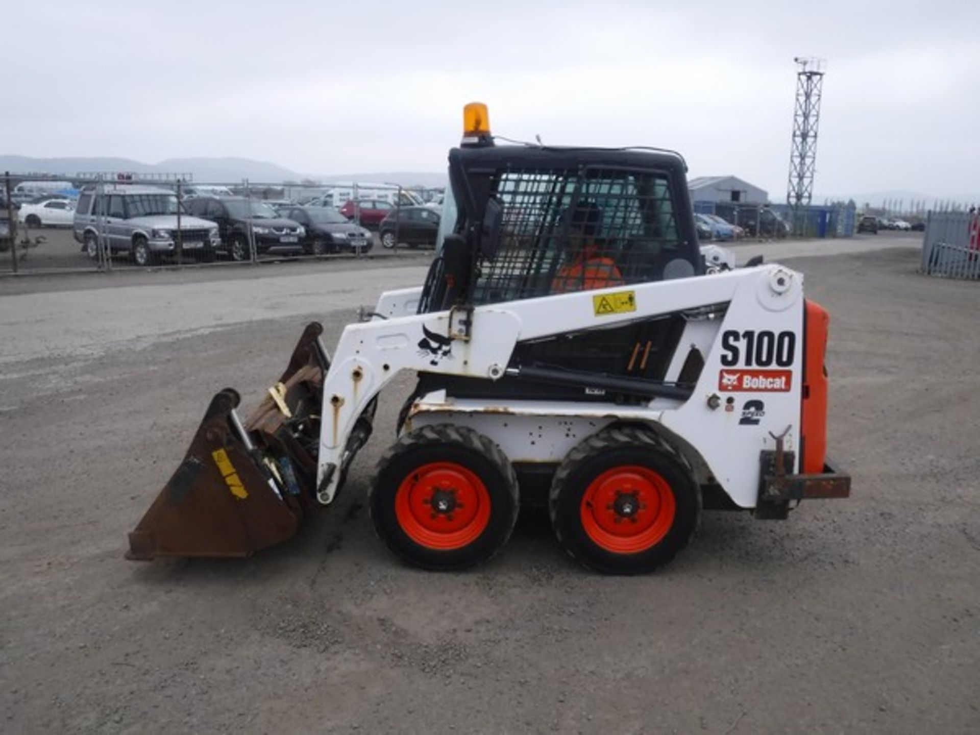 BOBCAT S100 c/w one bucket 82hrs. S/N A8ET20652. *NO KEYS* - Image 5 of 7