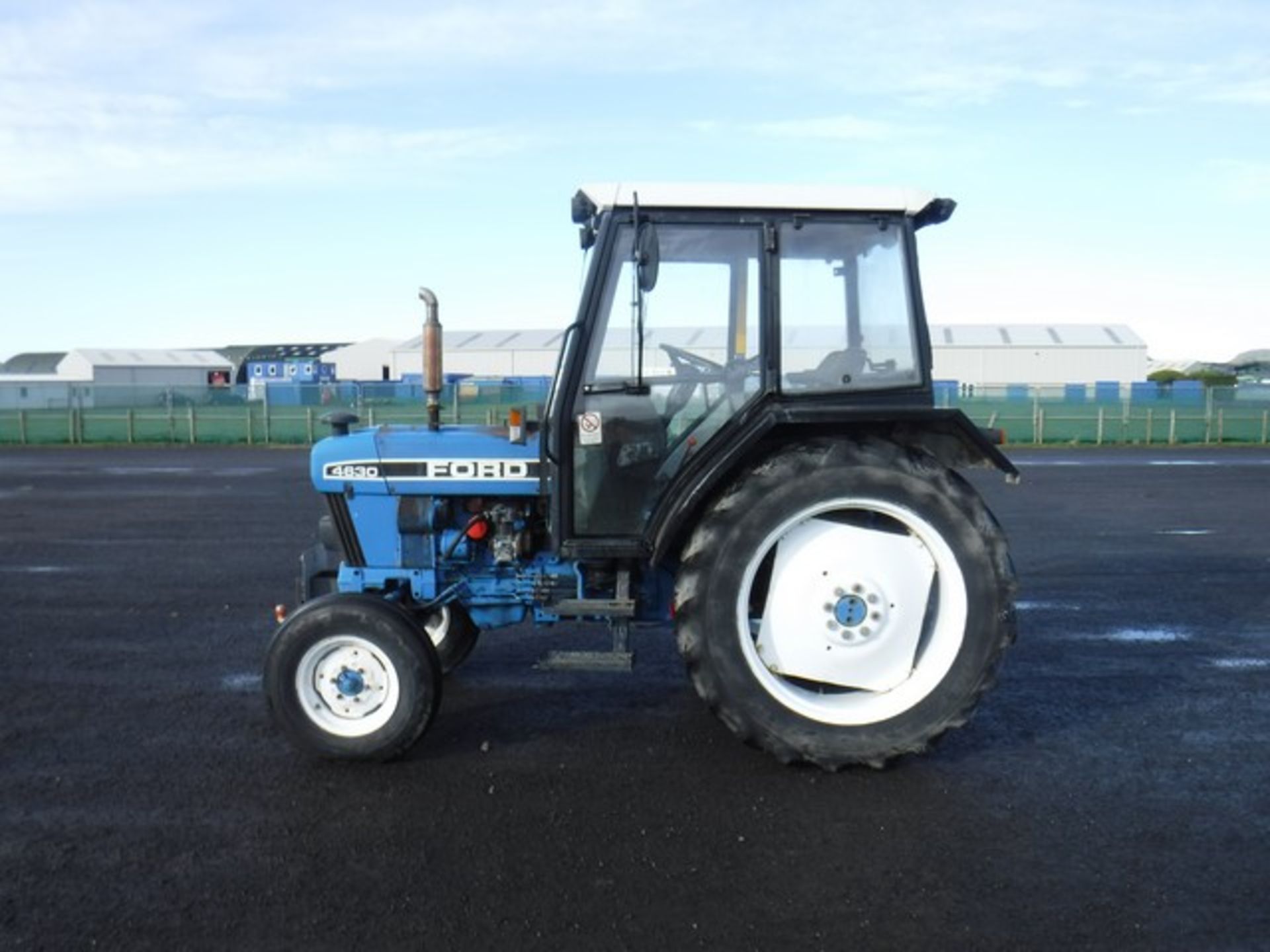 FORD 4630 2wd tractor, piped for trailer, air brakes good condition, 623 hrs (guaranteed). - Image 5 of 11