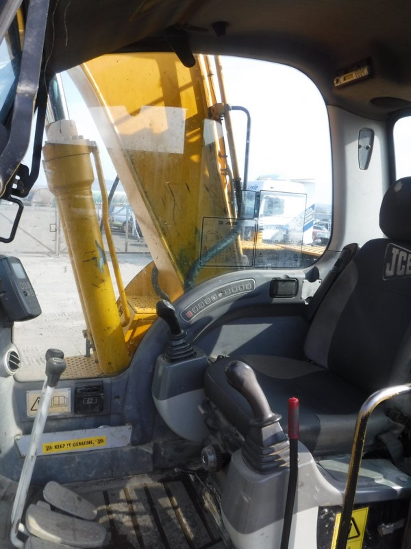 2006 JCB 130 c/w one bucket. New idler fitted. S/N JCBJS13CT61179799 - Image 6 of 8