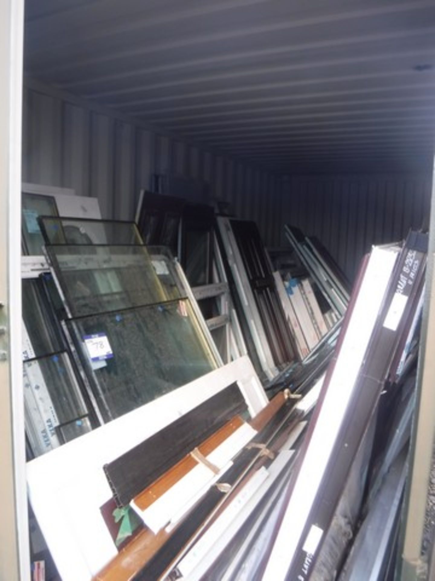 Clearance lot of PVC windows, door panels, cills and assorted glass. Container NOT includ - Bild 2 aus 4