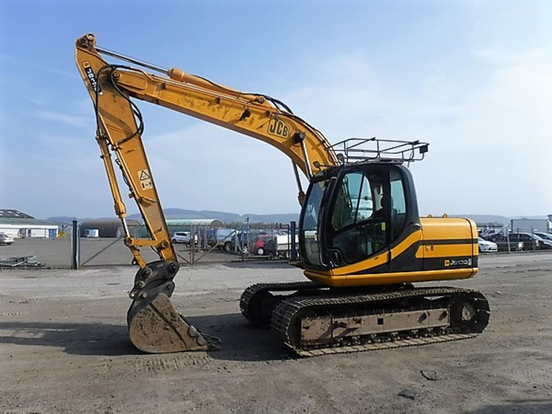 2006 JCB 130 c/w one bucket. New idler fitted. S/N JCBJS13CT61179799