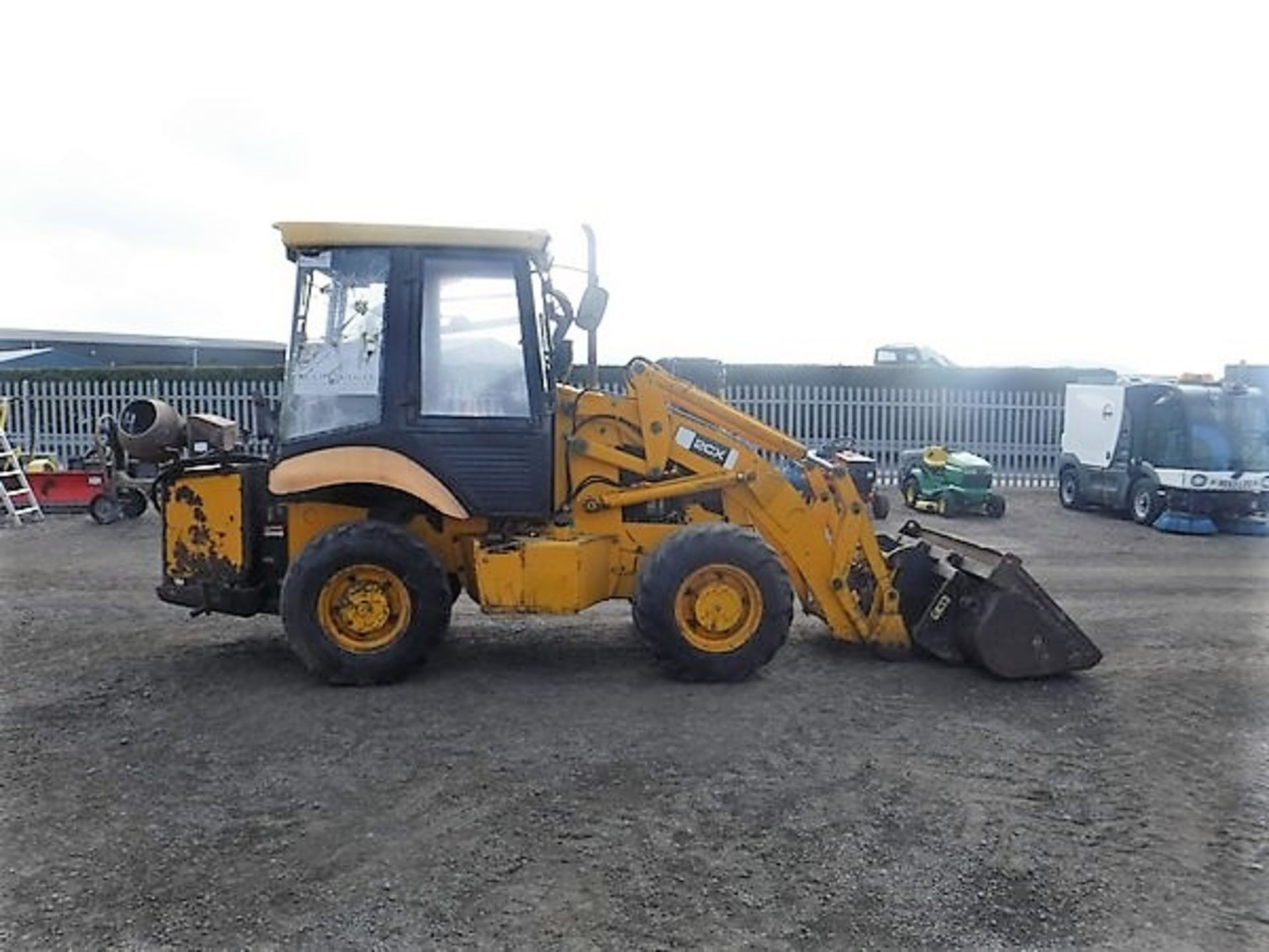 2003 JCB 2CX airmaster c/w side tip bucket. No keys, only drives in reverse S/N SLPAIRAA30 - Bild 3 aus 7