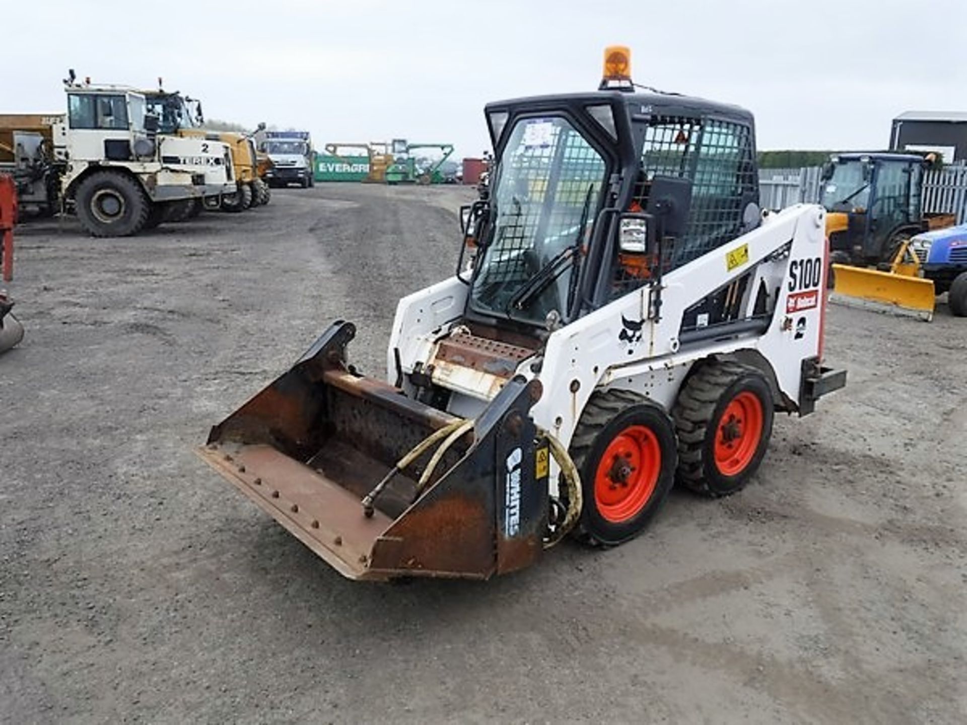 BOBCAT S100 c/w one bucket. 121hrs. S/N A8ET20651. *NO KEYS*