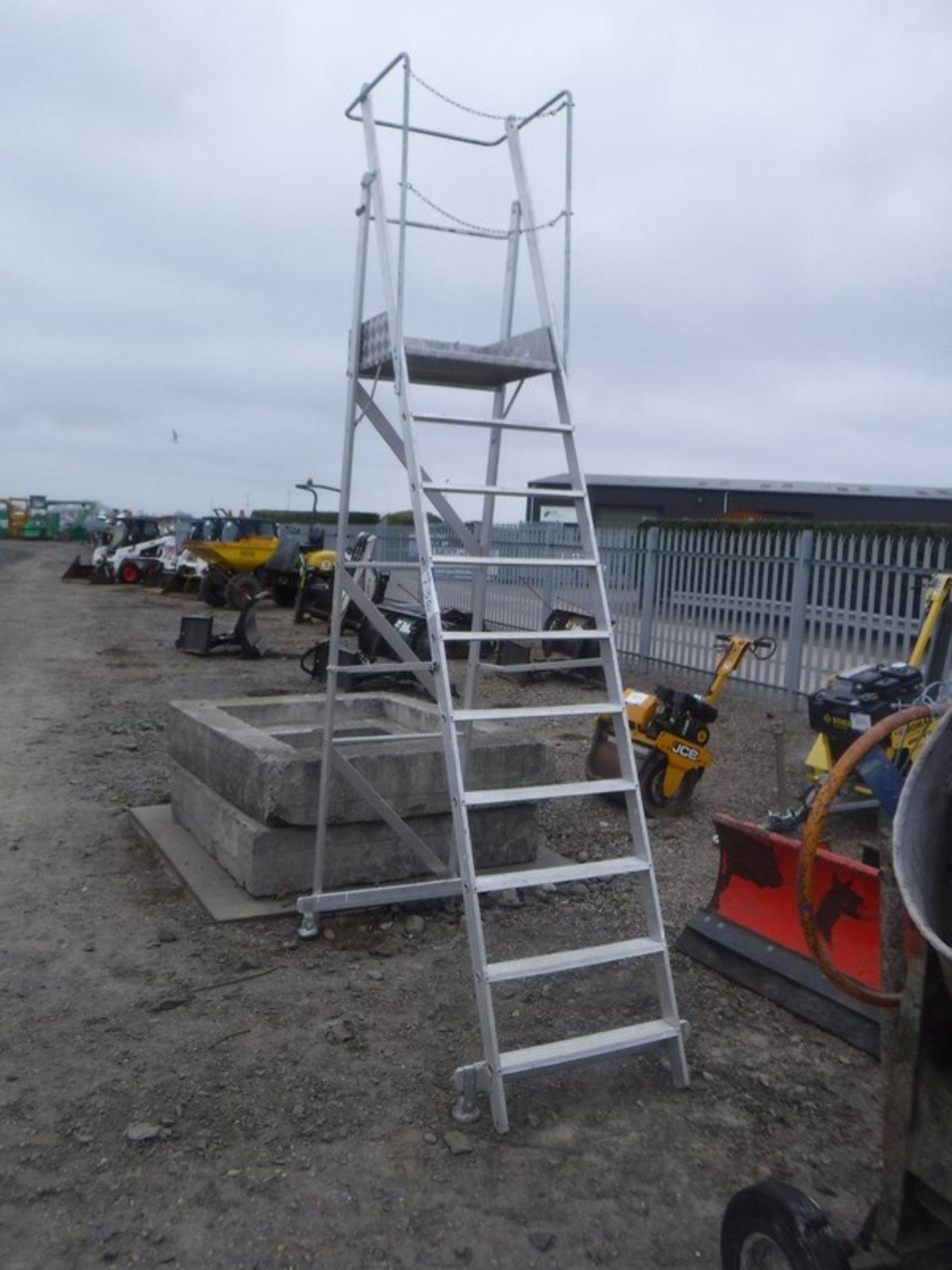 Heavy duty aluminium platform steps