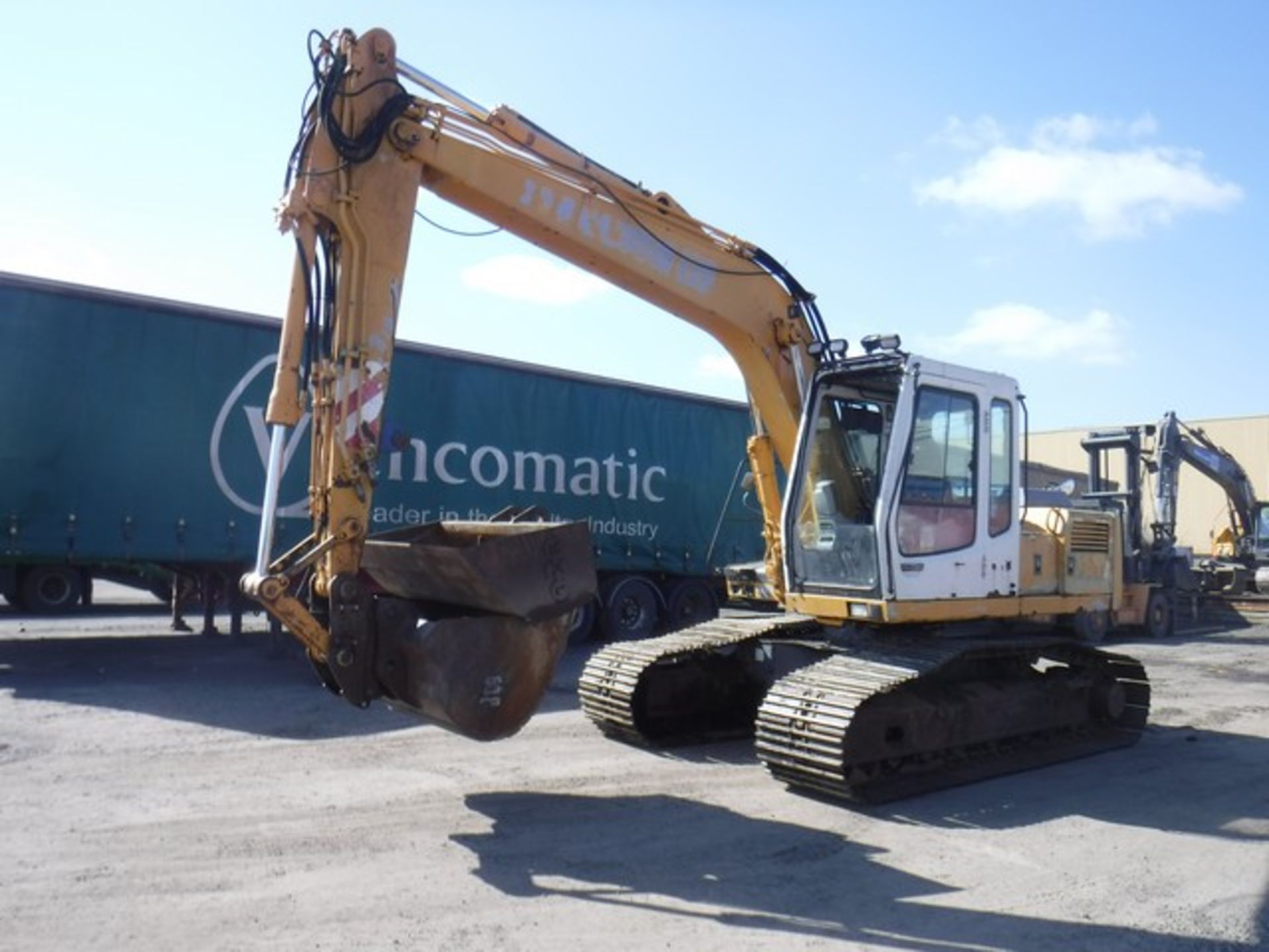 2000 LIEBHERR R900B excavator c/w 4 buckets. 10237hrs (not verified) S/N 6646120