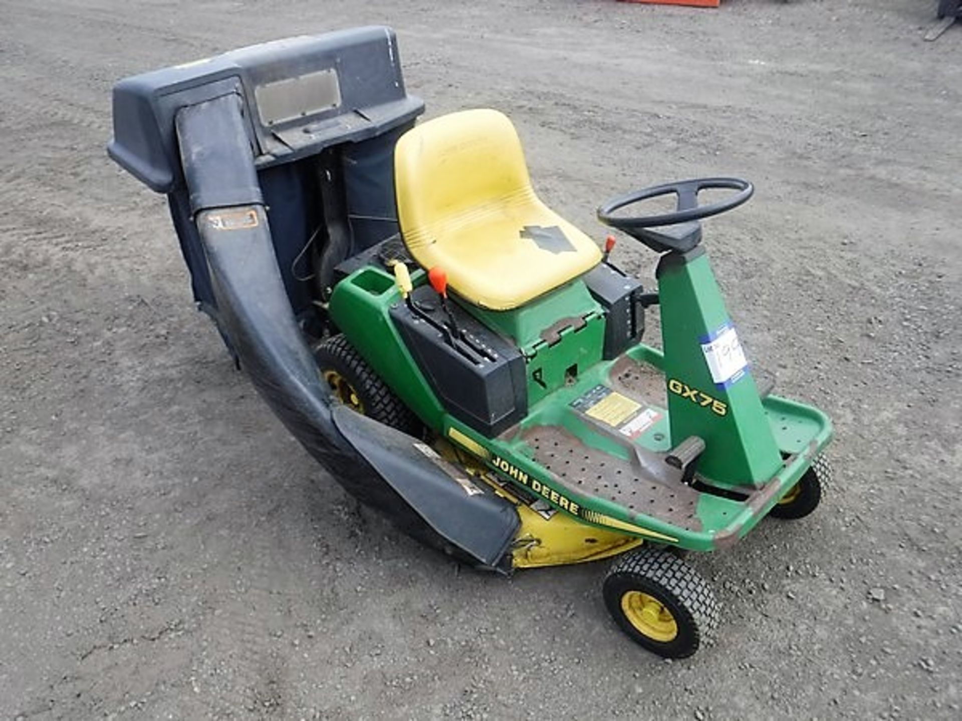 JOHN DEERE GX75 ride-on self start lawn mower. - Image 2 of 4