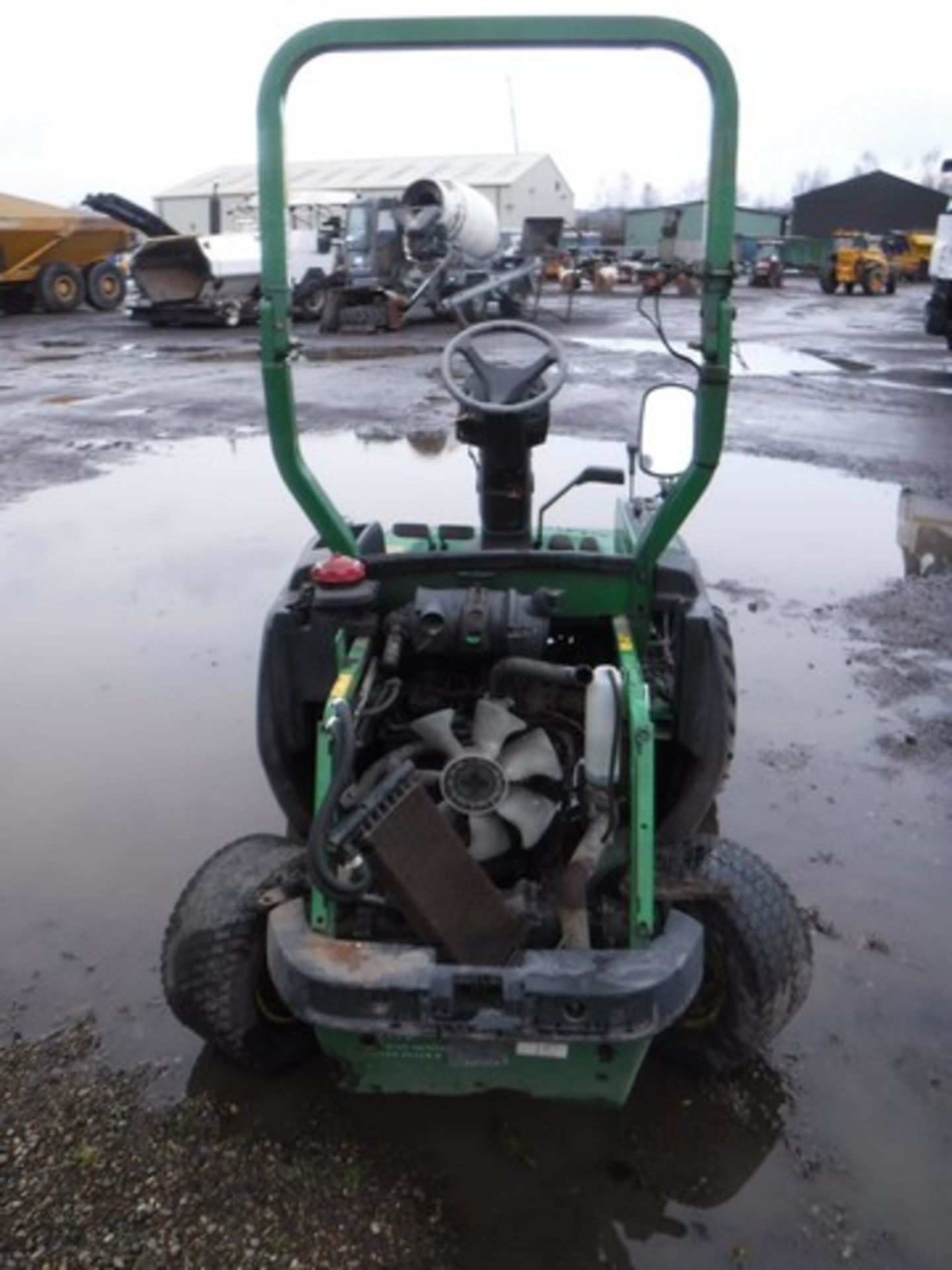 JOHN DEERE 1545 4wd mower. Reg No SP54 DOU Hrs unknown. Documents in office. **NON-RUNNER, - Bild 3 aus 5